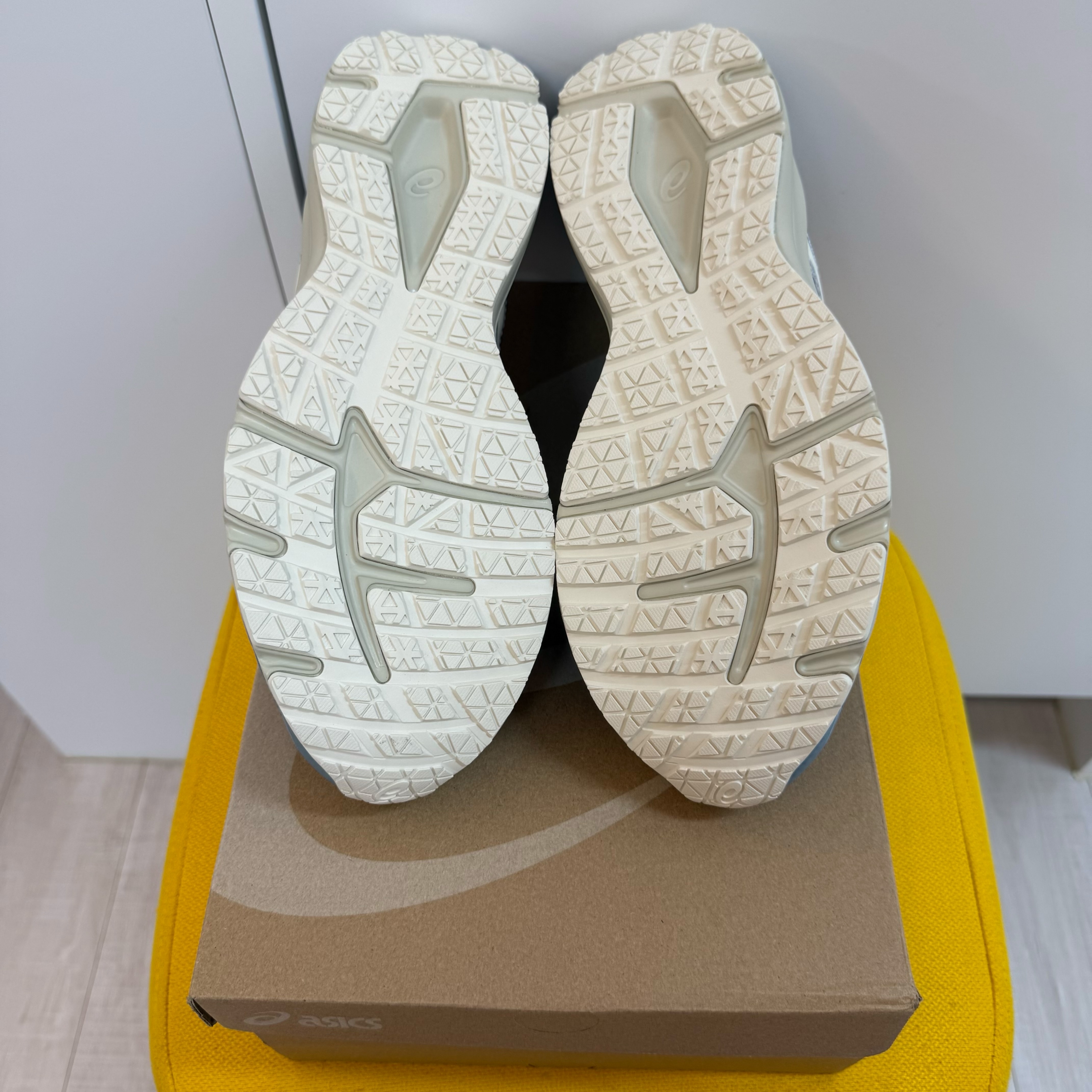 Asics x Kith Jog 100 S Espresso Vanilla Ice 착용 스타일 - 4