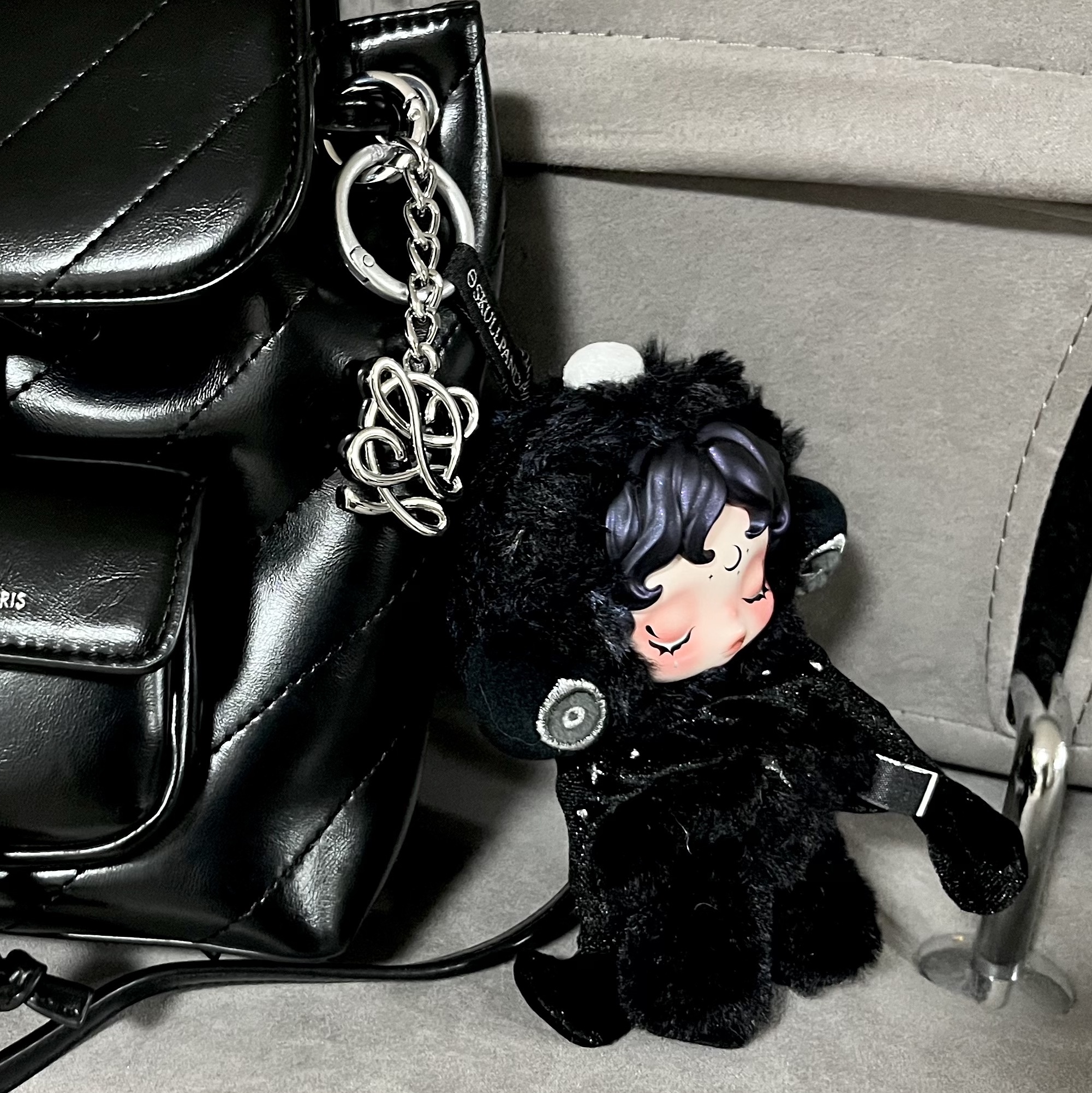 Pop Mart Skullpanda You Found Me ! Series Plush Doll Pendant Darkness (Opened Case) 착용 스타일