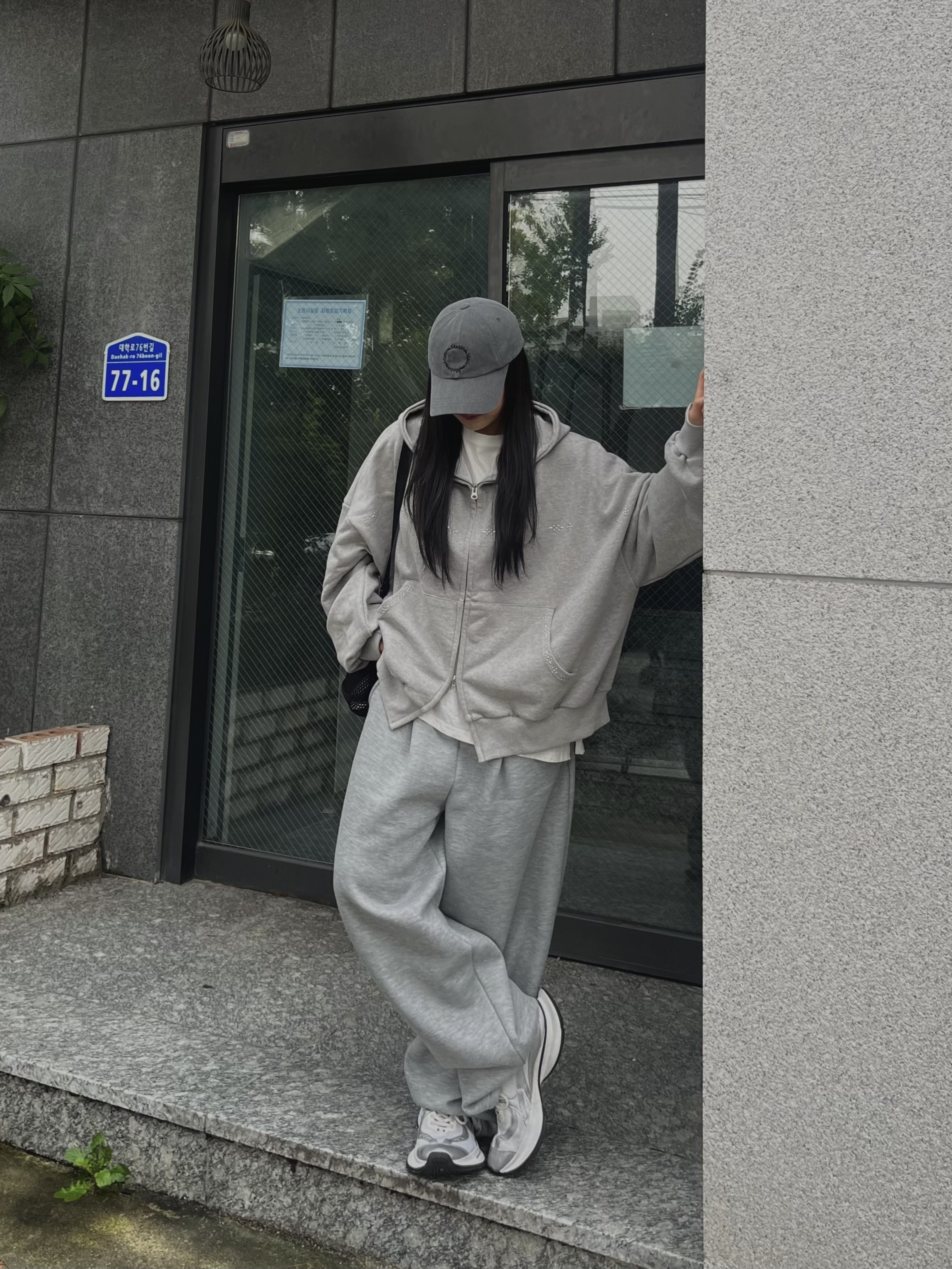Balenciaga Circuit Sneaker White Silver, Supreme Mesh Mini Duffle Bag Black - 25SS 착용 스타일 - 4