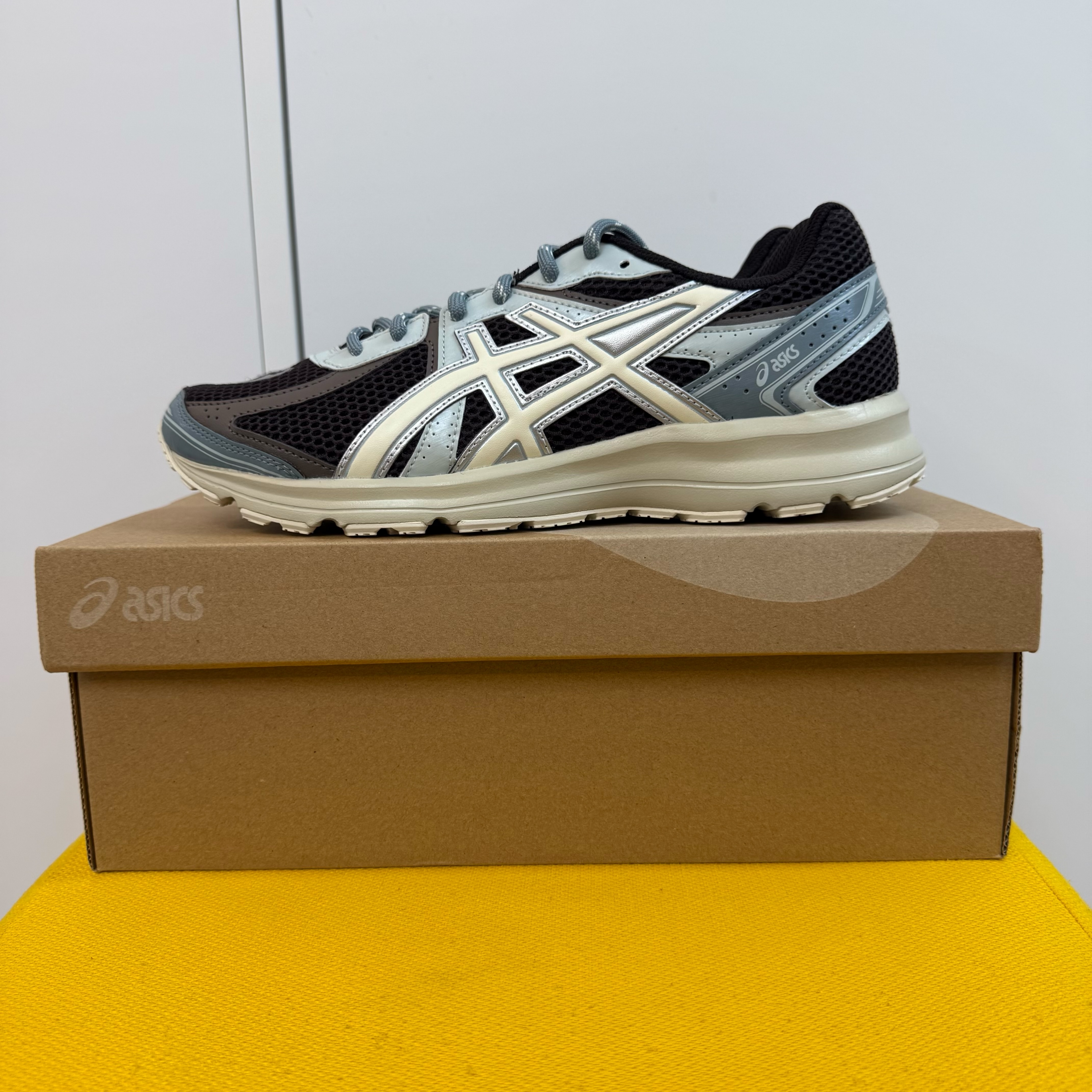 Asics x Kith Jog 100 S Espresso Vanilla Ice 착용 스타일 - 1
