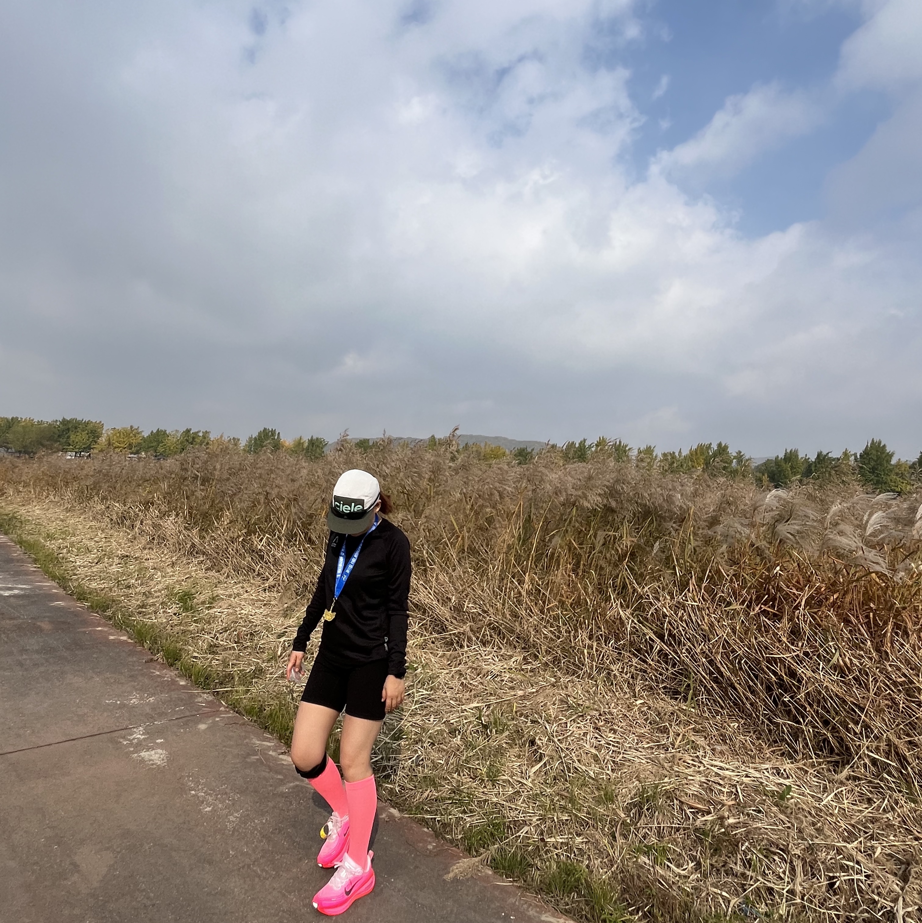 (W) Nike Vomero Plus Hyper Pink Bright Crimson, Ciele Athletics GOCap Comp Century Seaweed Rainy Day 착용 스타일 - 4