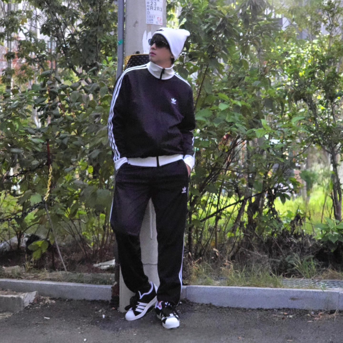 Nike NSW Utility Futura Beanie White, Adidas Adicolor Classics Beckenbauer Track Jacket Black - KR Sizing 착용 스타일 - 1
