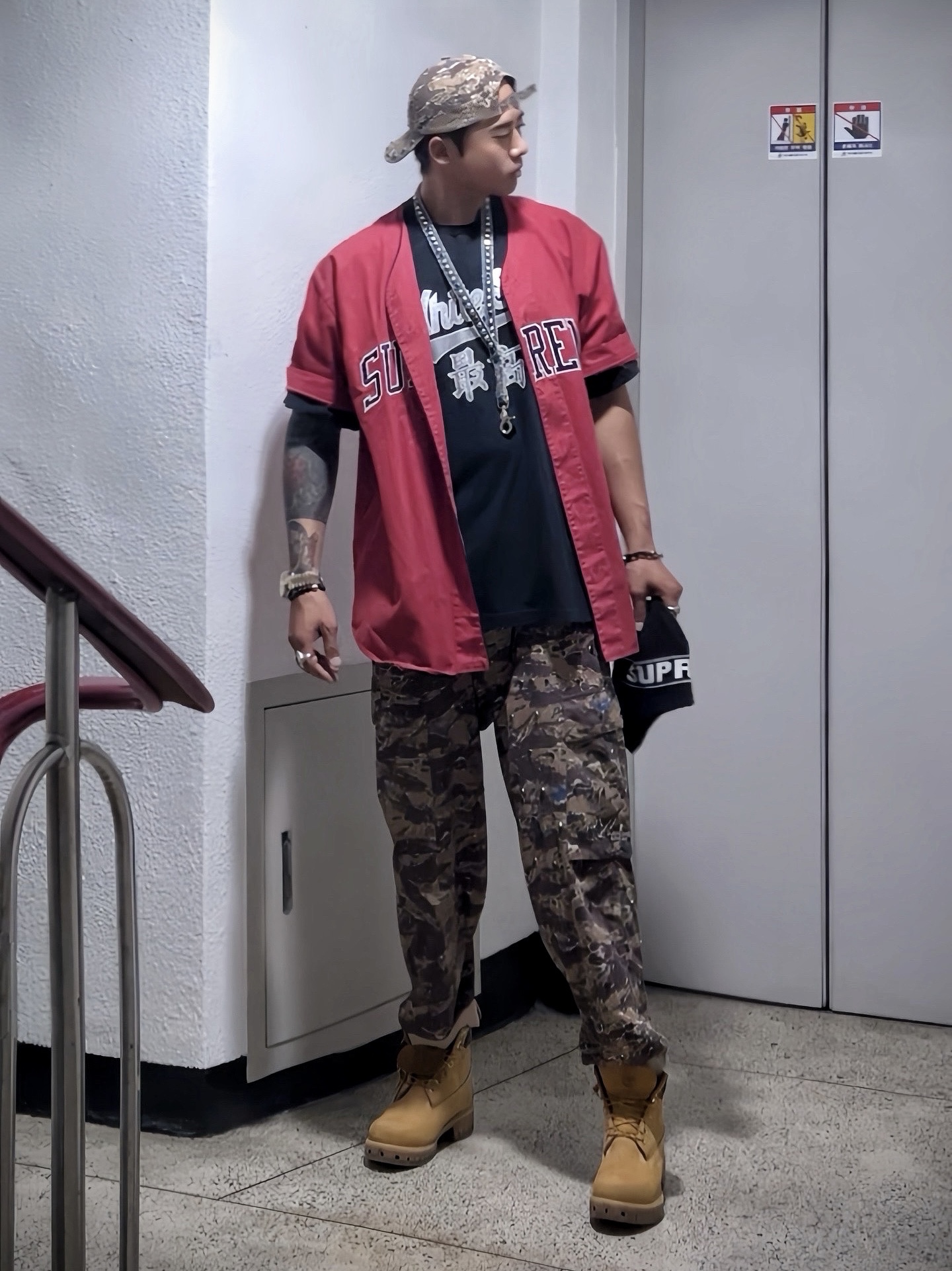 Supreme x Undercover Studded 6-Panel Brown Camo - 23SS, Supreme x MLB Kanji Teams T-Shirt White Sox Black - 22FW 착용 스타일