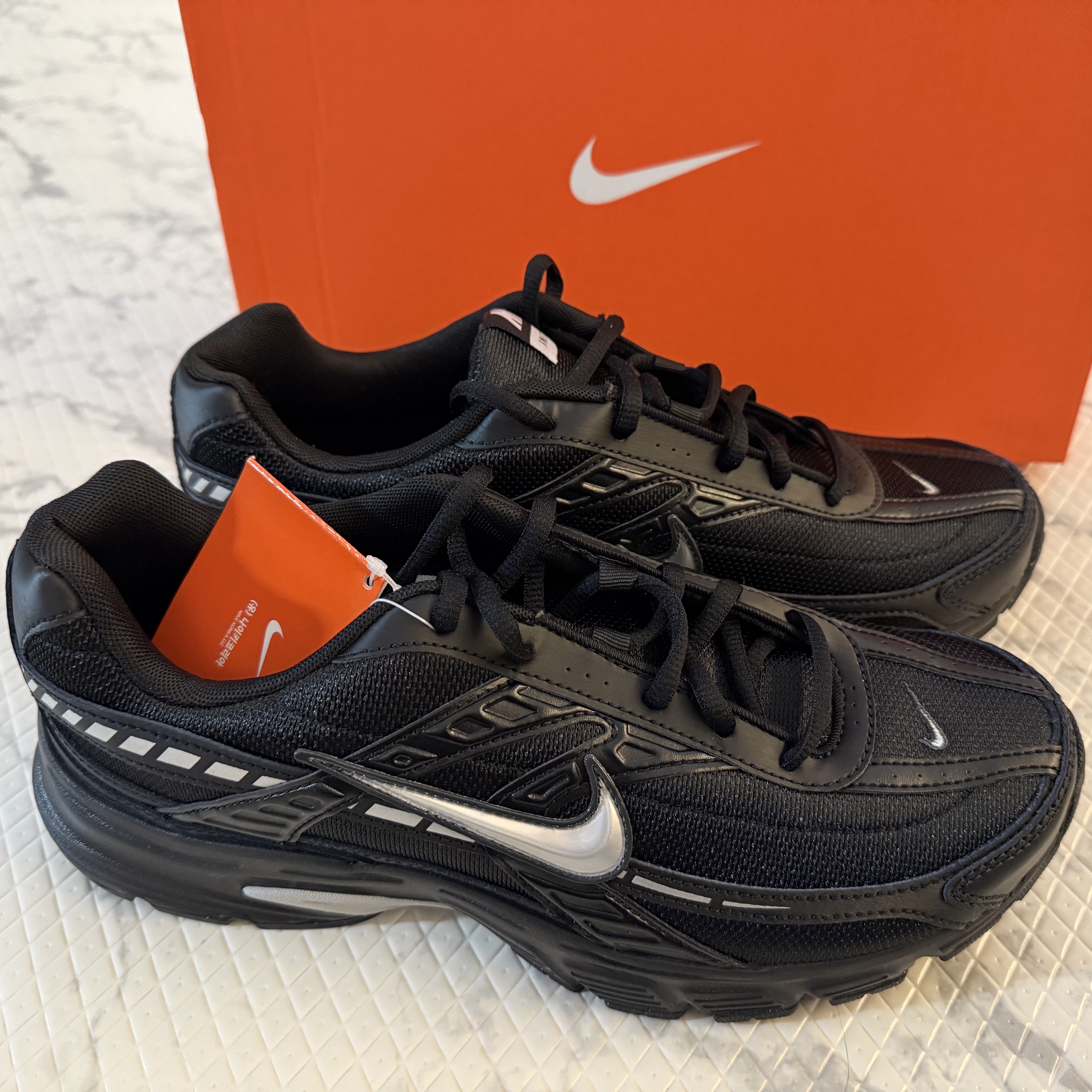 Nike Initiator Black Metallic Silver 착용 스타일