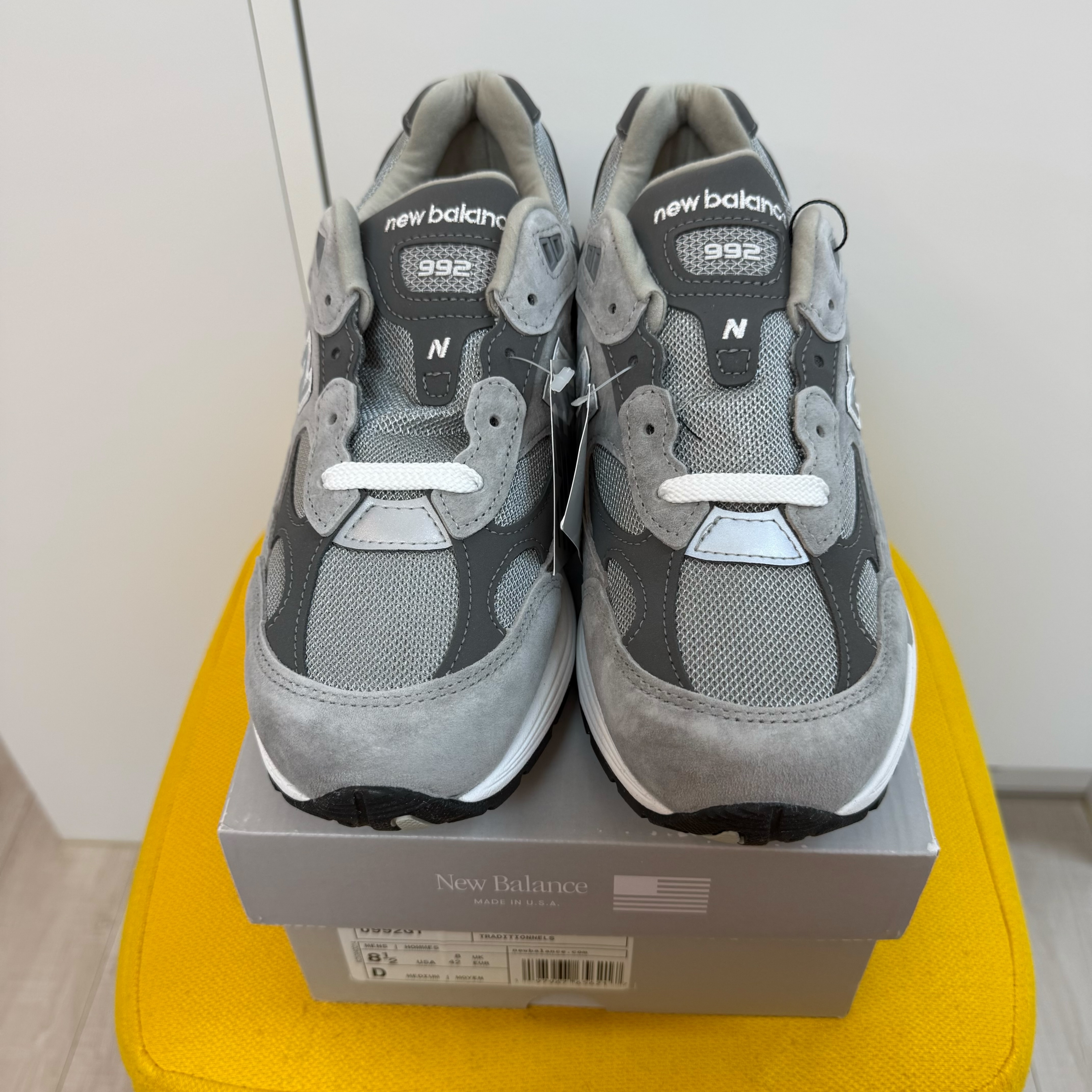 New Balance 992 Made in USA Core Grey Silver Metallic 착용 스타일 - 2