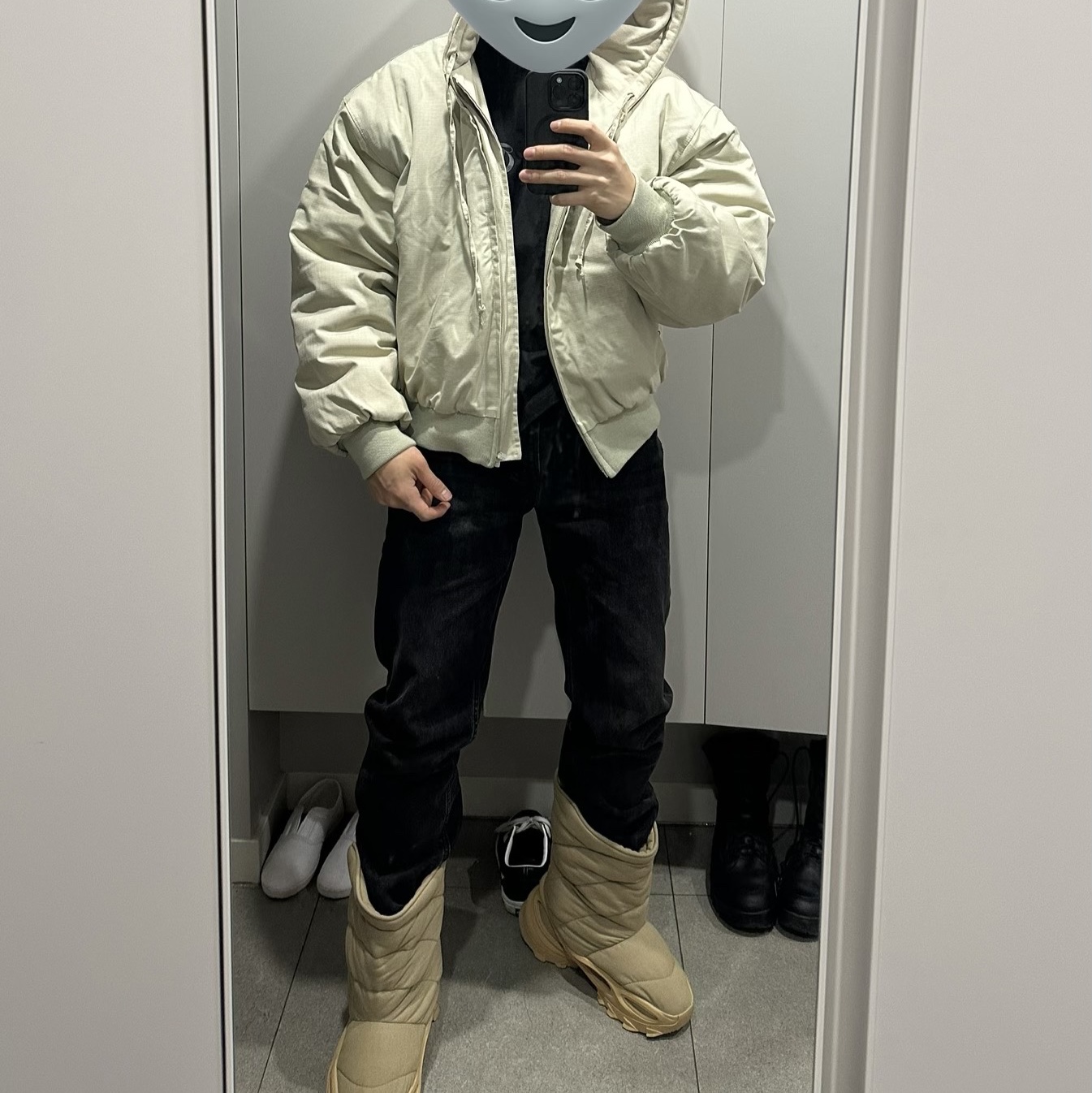 Adidas Yeezy NSLTD Boot Khaki, Yeezy x Gosha Rubchinskiy Tribune Herald TS-02 T-Shirt Charcoal 착용 스타일