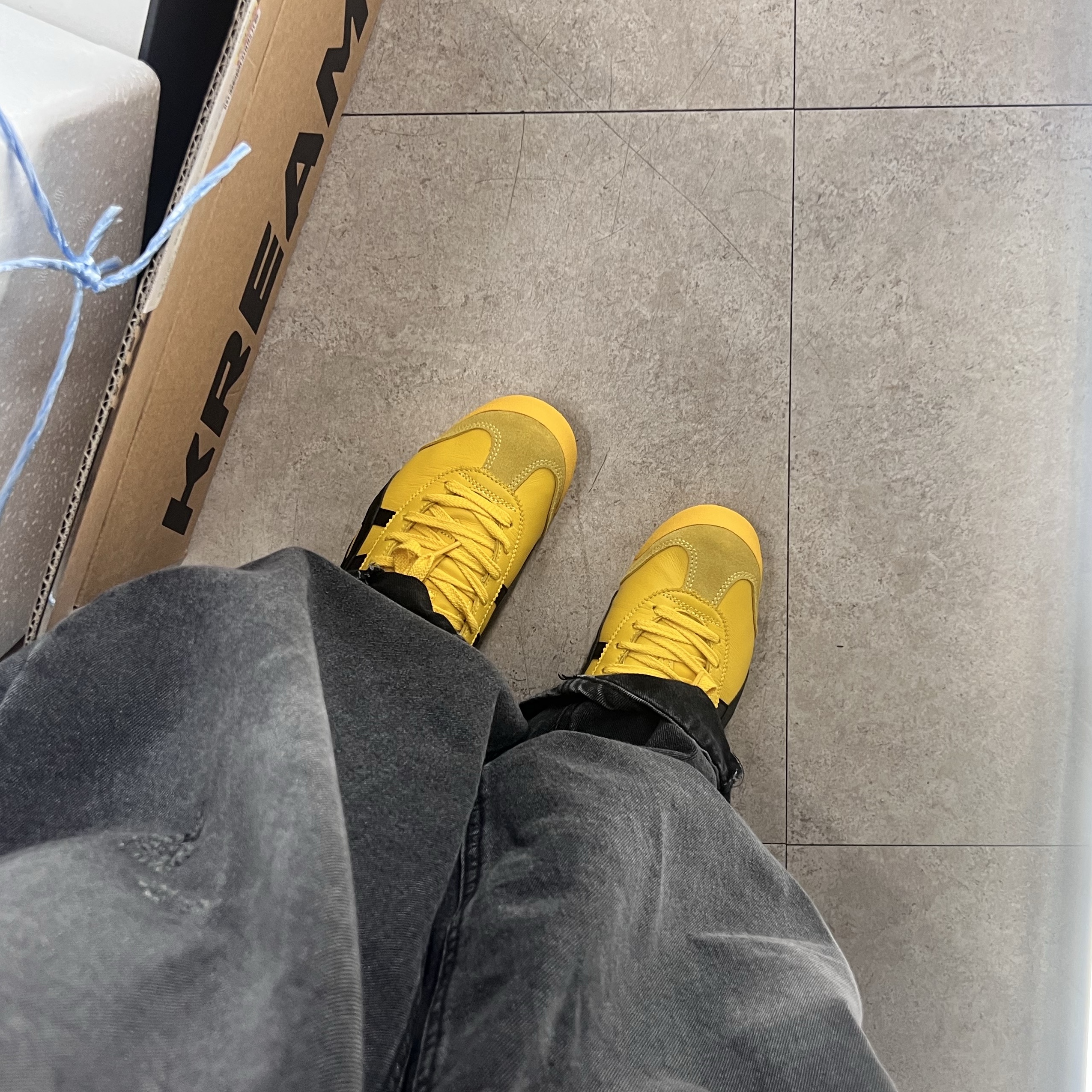Onitsuka Tiger Mexico 66 Yellow Black 착용 스타일 - 2