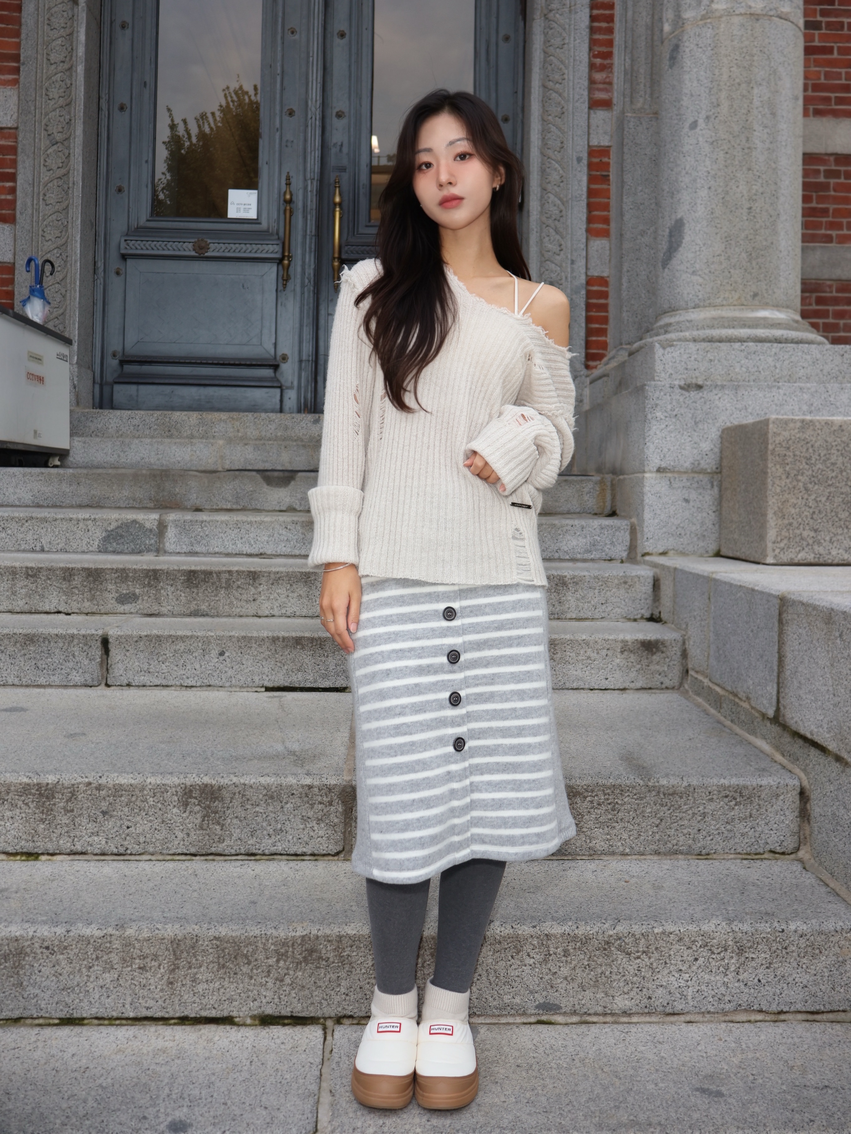 (W) Hunter In Out Puffer Knit Cuff Boots White Willow 착용 스타일 - 1