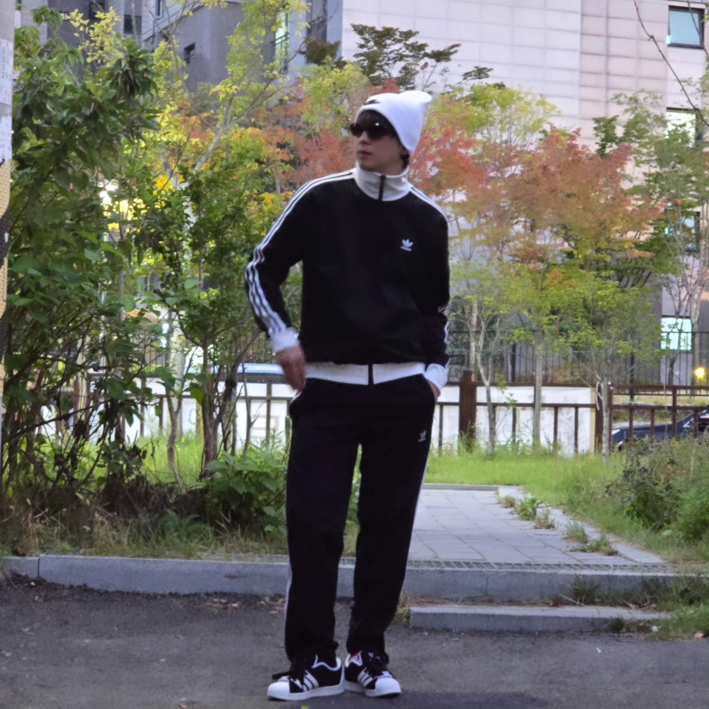 Nike NSW Utility Futura Beanie White, Adidas Adicolor Classics Beckenbauer Track Jacket Black - KR Sizing 착용 스타일 - 2