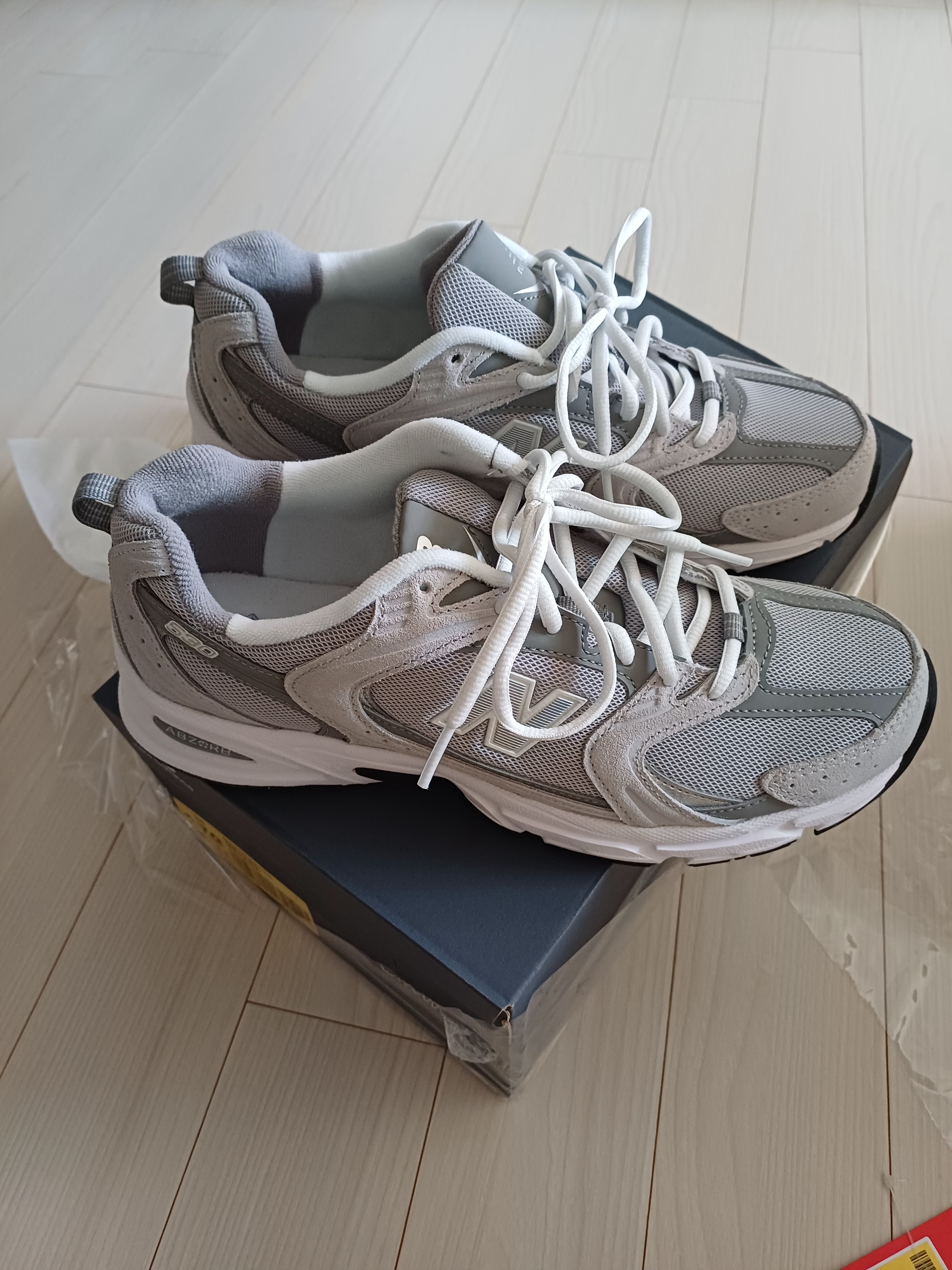 New Balance 530 Grey 착용 스타일 - 3