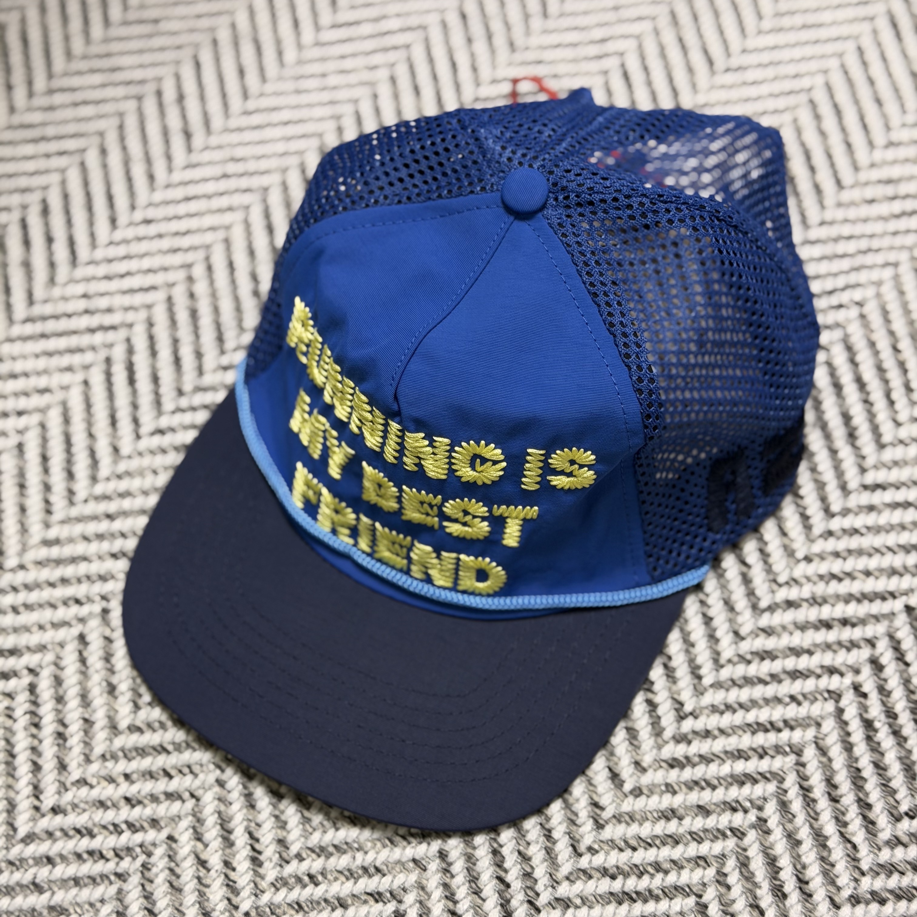 Alex Zono Running Is My Best Friend Trucker Blue 착용 스타일