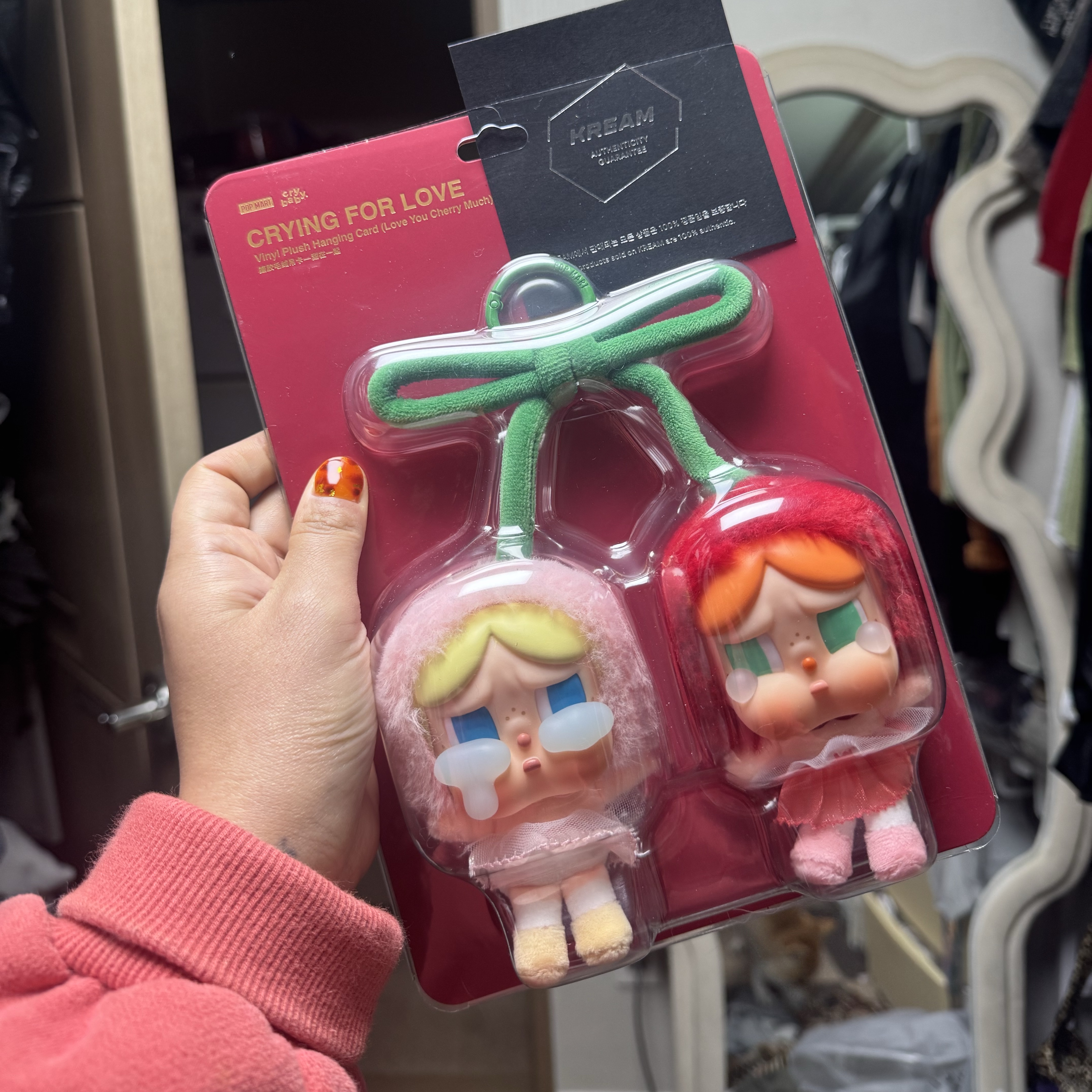 Pop Mart Crybaby Crying For Love Series Vinyl Plush 착용 스타일