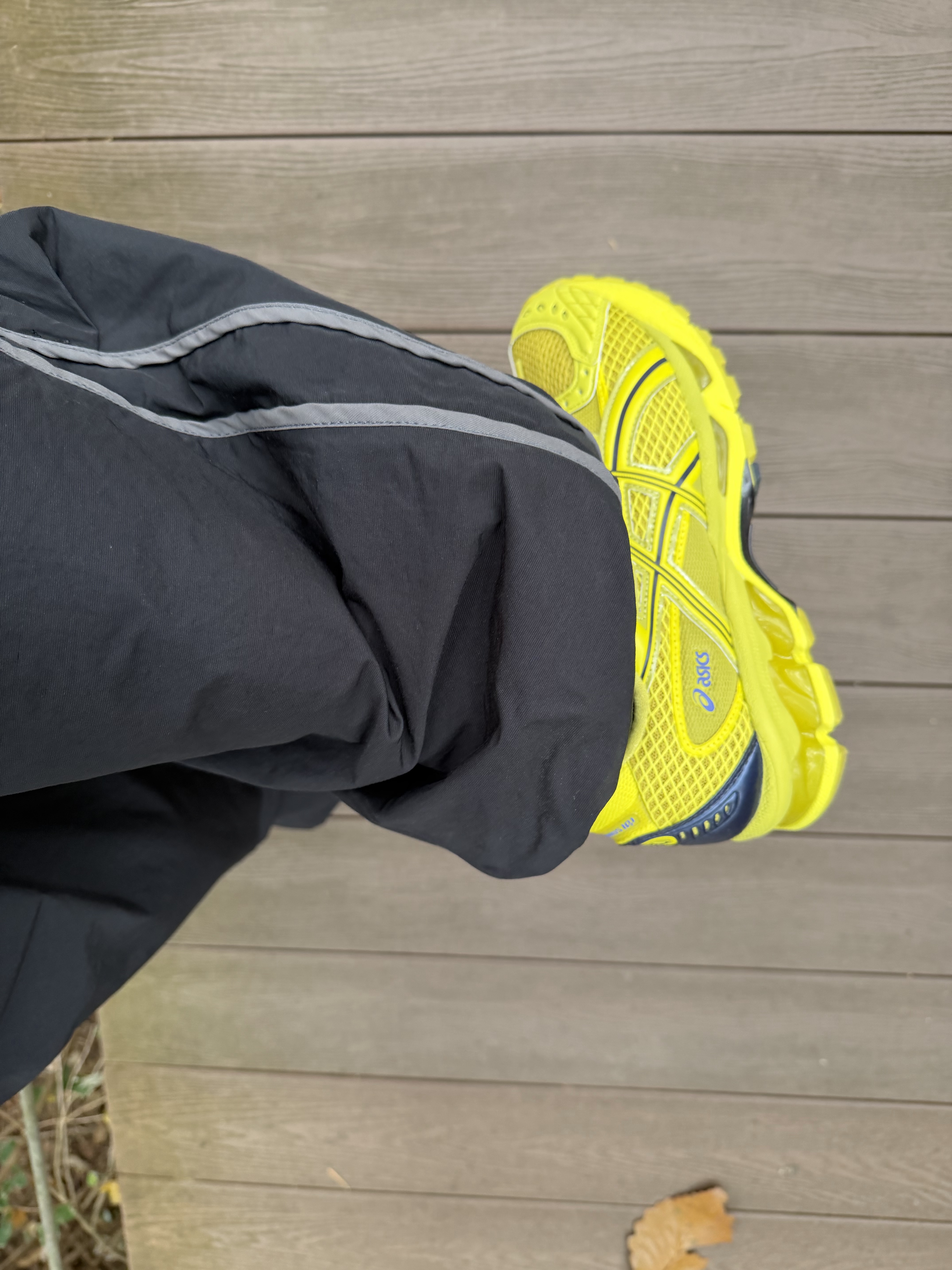 Asics Gel-Nimbus 10.1 Kelp Lemon Spark, Stussy O.E. Badge Keychain 착용 스타일 - 5