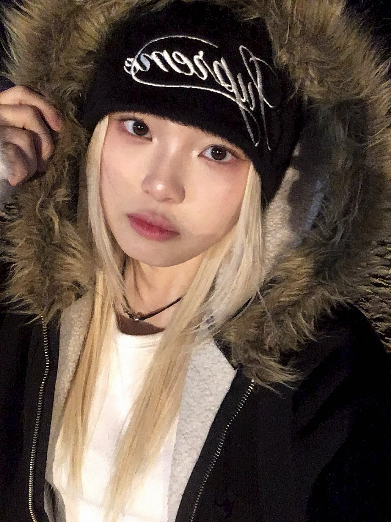 Supreme x Kangol Furgora Script Beanie Black - 25FW, Supreme Faux Fur Zip Up Hooded Sweatshirt Black - 25FW 착용 스타일 - 3