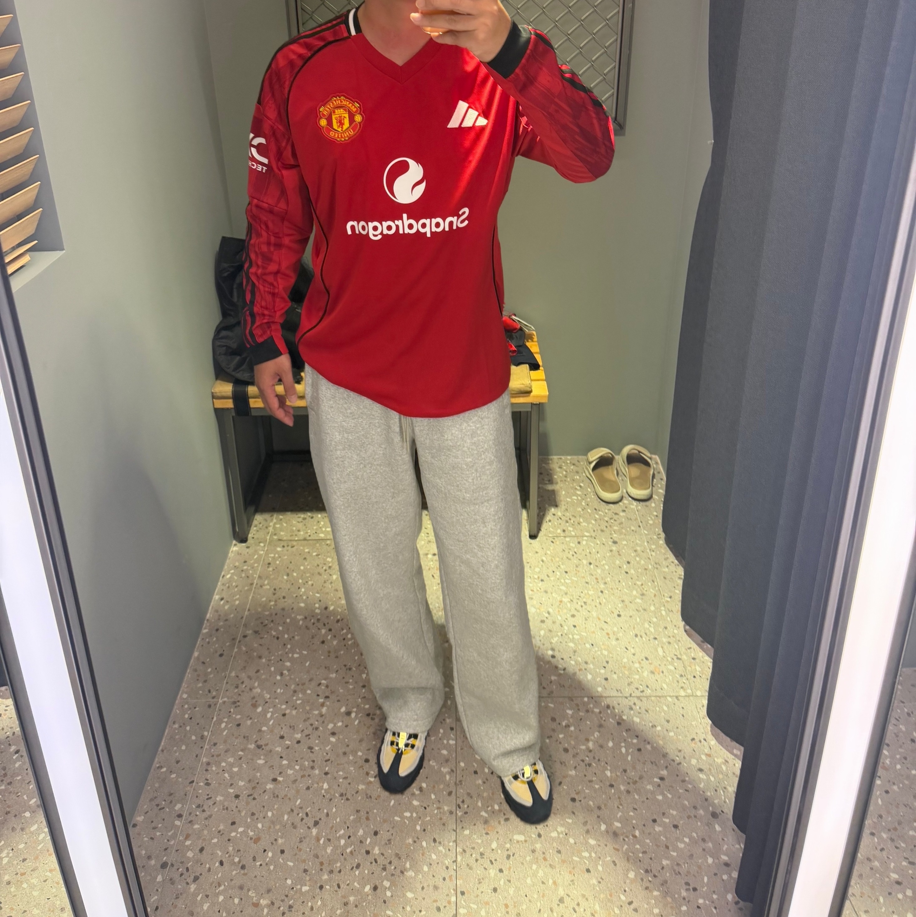 Adidas Manchester United 2025/26 Home Long Sleeve Home Jersey Mufc Red - KR Sizing (Non Marking Ver.), Adidas Real Madrid 2025/26 Long Sleeve Away Jersey Legend Ink - KR Sizing (Non Marking Ver.) 착용 스타일 - 1