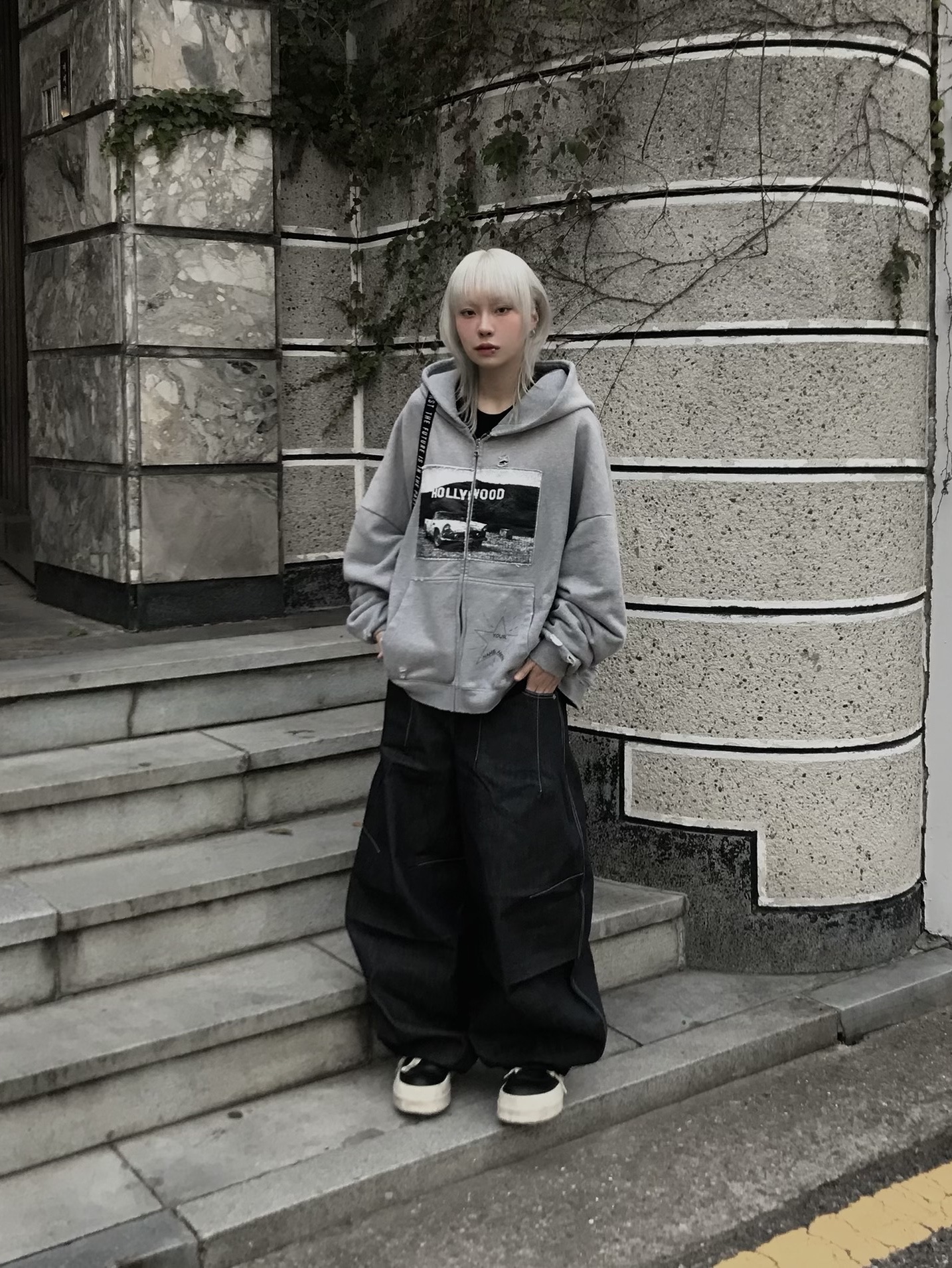 Rick Owens Hollywood Mega Bumper Geobasket in Full Grain Calf Leather Black Milk, NOD Old Hollywood Zip-up Hoodie Grey 착용 스타일