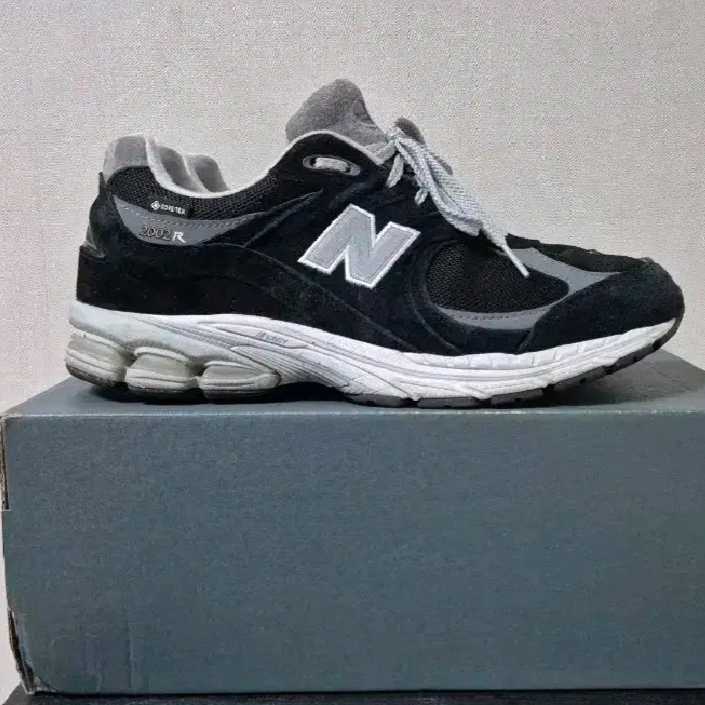 New Balance 2002R Gore-Tex Black Silver Metalic 착용 스타일 - 2