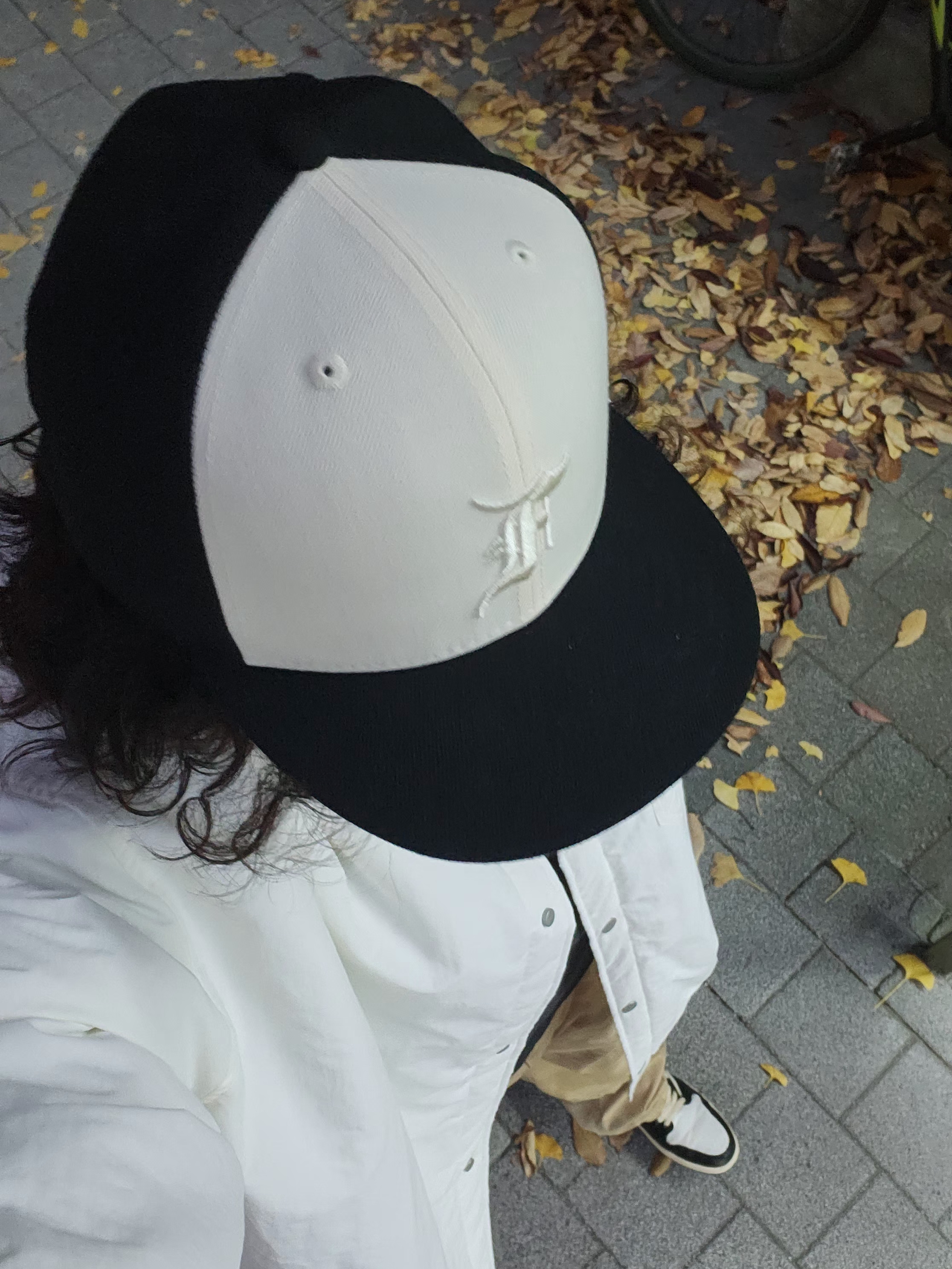 Essentials x New Era 59FIFTY Fitted Cap Cream Black, Jordan Wordmark Button Down Top Sail (FV7432-133) 착용 스타일 - 2