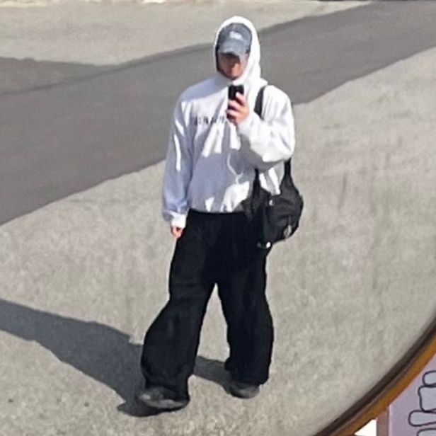 Yeezy x Gosha Rubchinskiy YZY Black Dogs Hoodie Heather Grey, Asics Jog 100 2 Black 착용 스타일 - 1