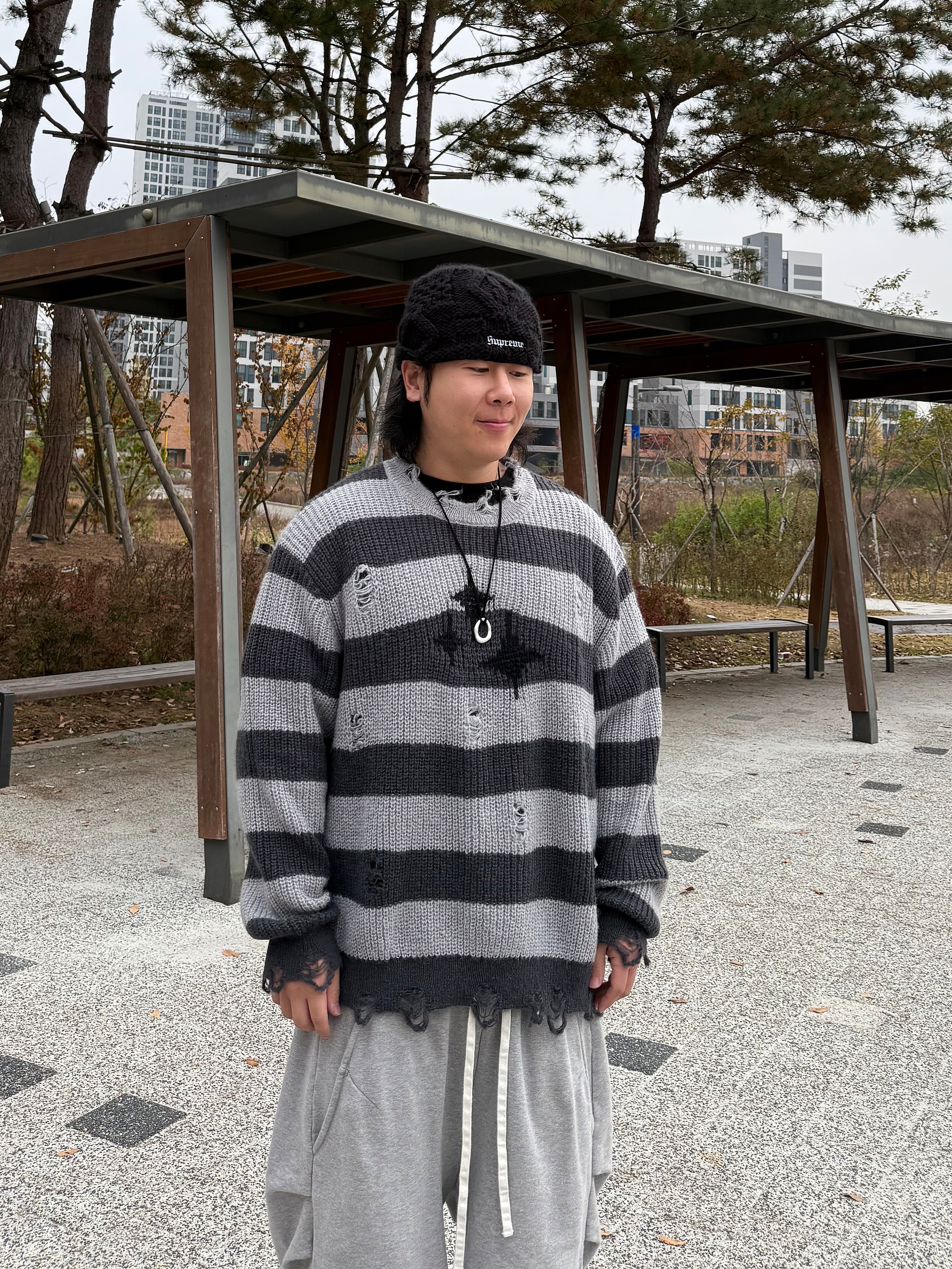 Supreme Block Knit Beanie Black - 25SS 착용 스타일 - 6