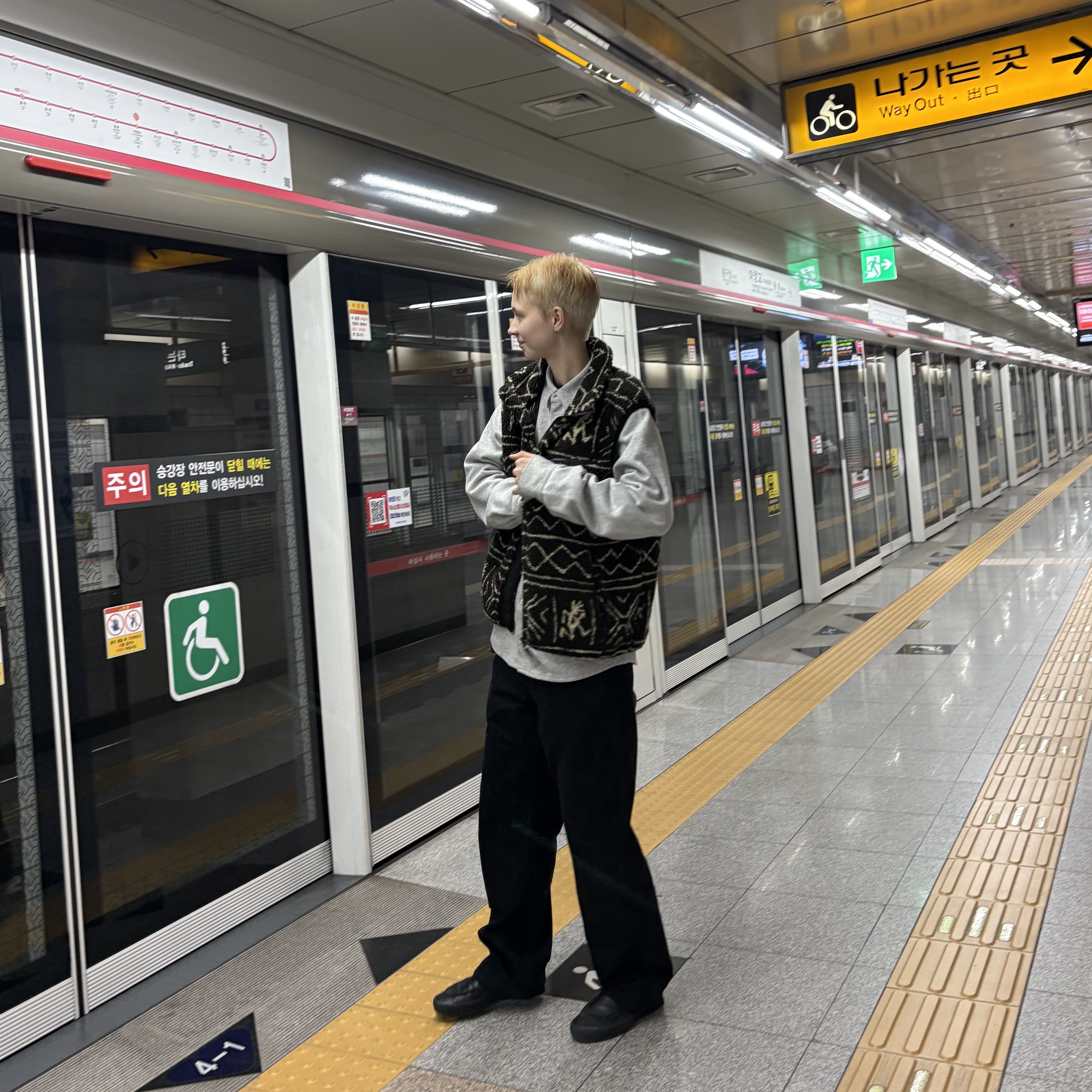 Vans Skate Loafer Black, Thisisneverthat x Gramicci Fleece Vest Brown 착용 스타일