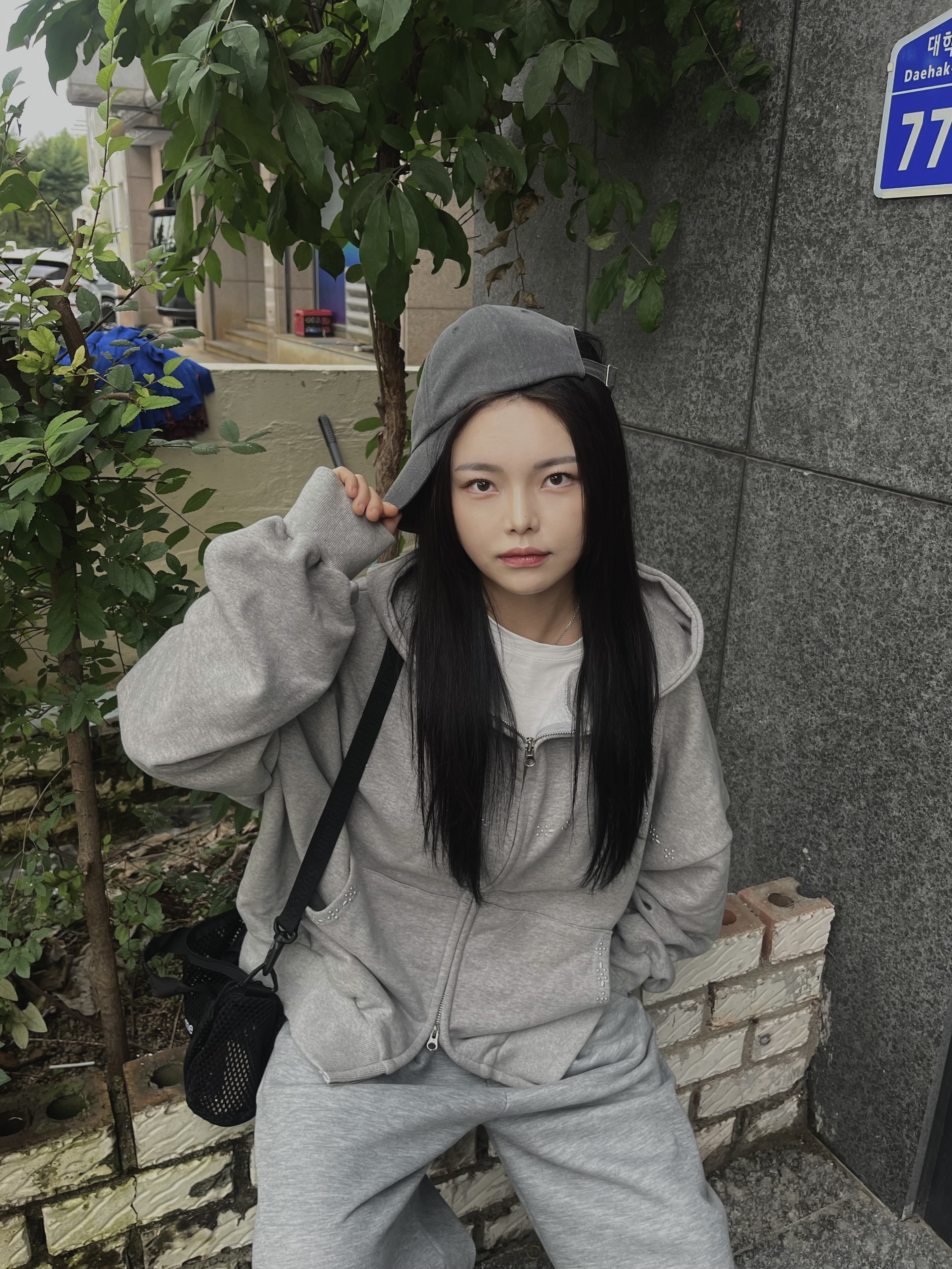 Balenciaga Circuit Sneaker White Silver, Supreme Mesh Mini Duffle Bag Black - 25SS 착용 스타일 - 5