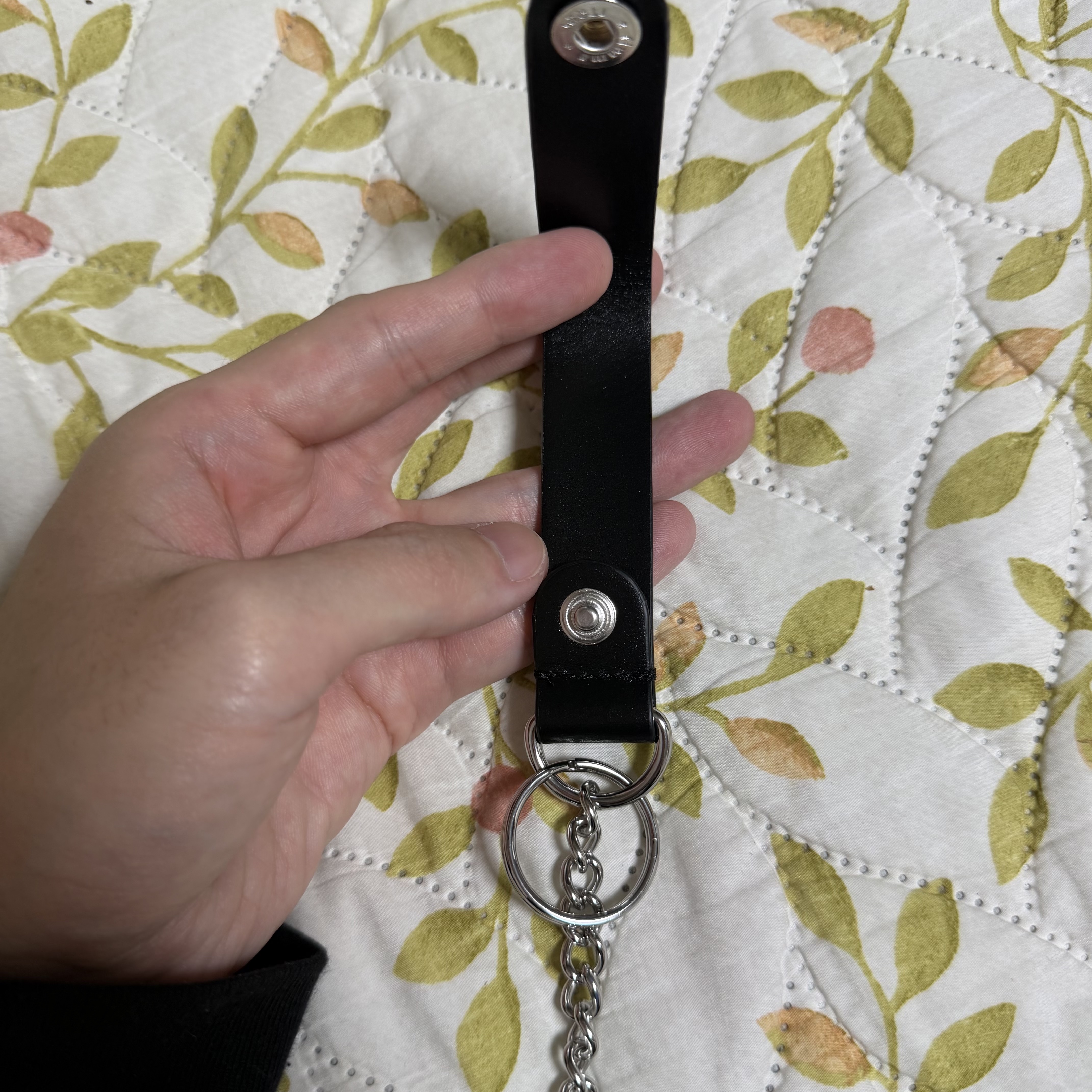 Supreme Leather Chain Wallet Black 착용 스타일 - 2