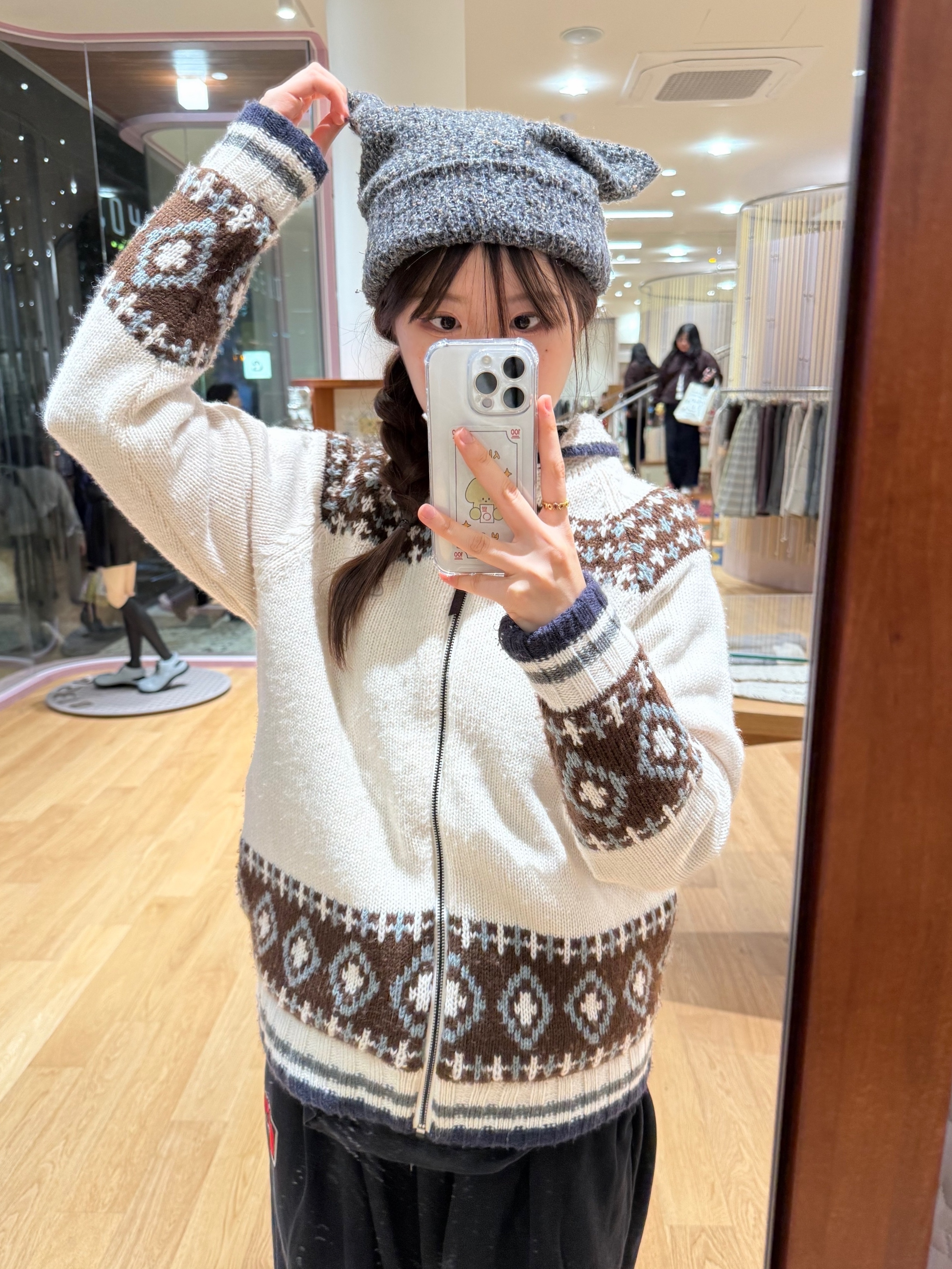 COYSEIO Wide Cat Beanie Grey, (W) Coyseio Mossy Cowichan Knit Jacket Ivory 착용 스타일 - 1