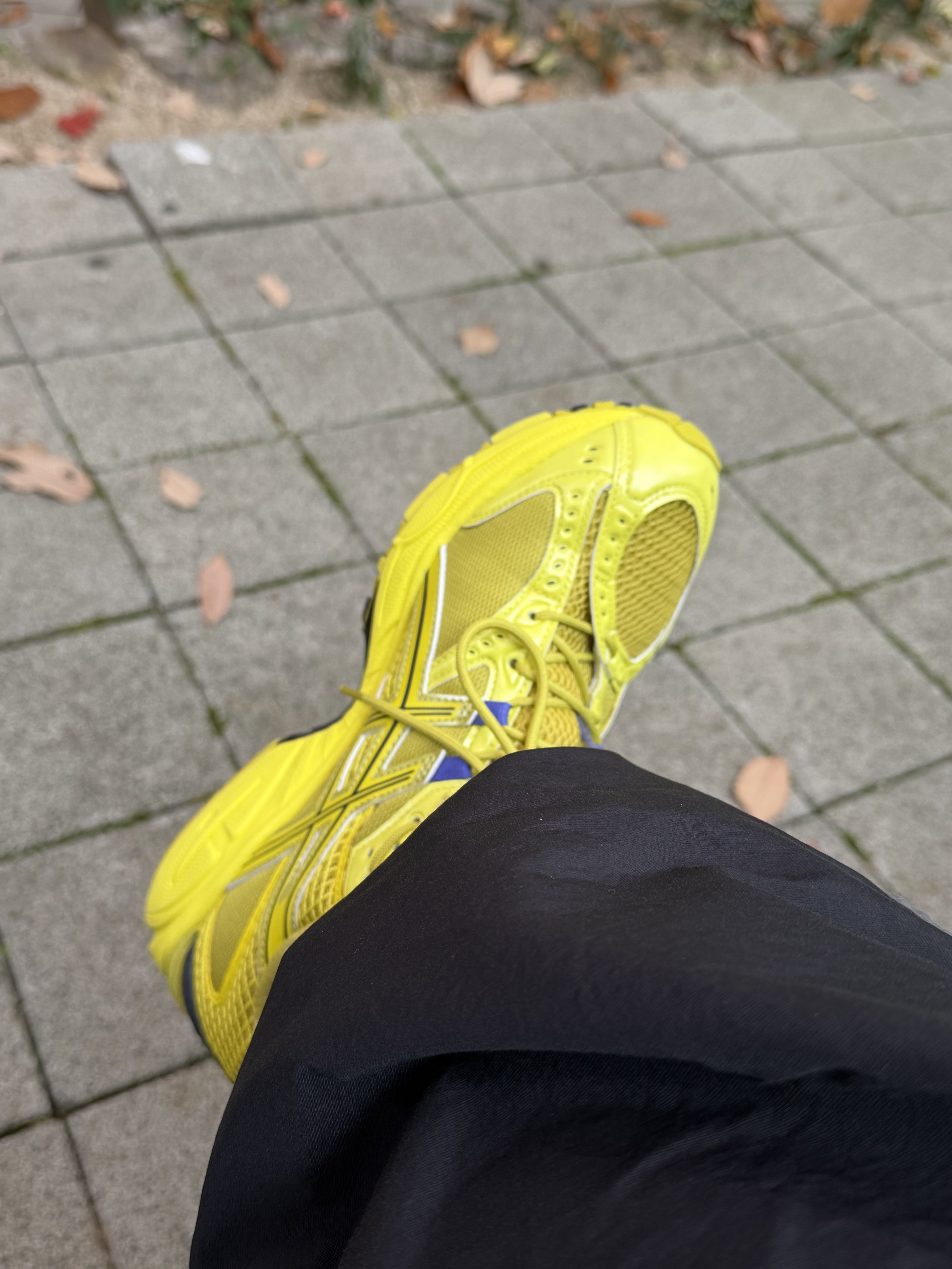 Asics Gel-Nimbus 10.1 Kelp Lemon Spark, Stussy O.E. Badge Keychain 착용 스타일 - 4