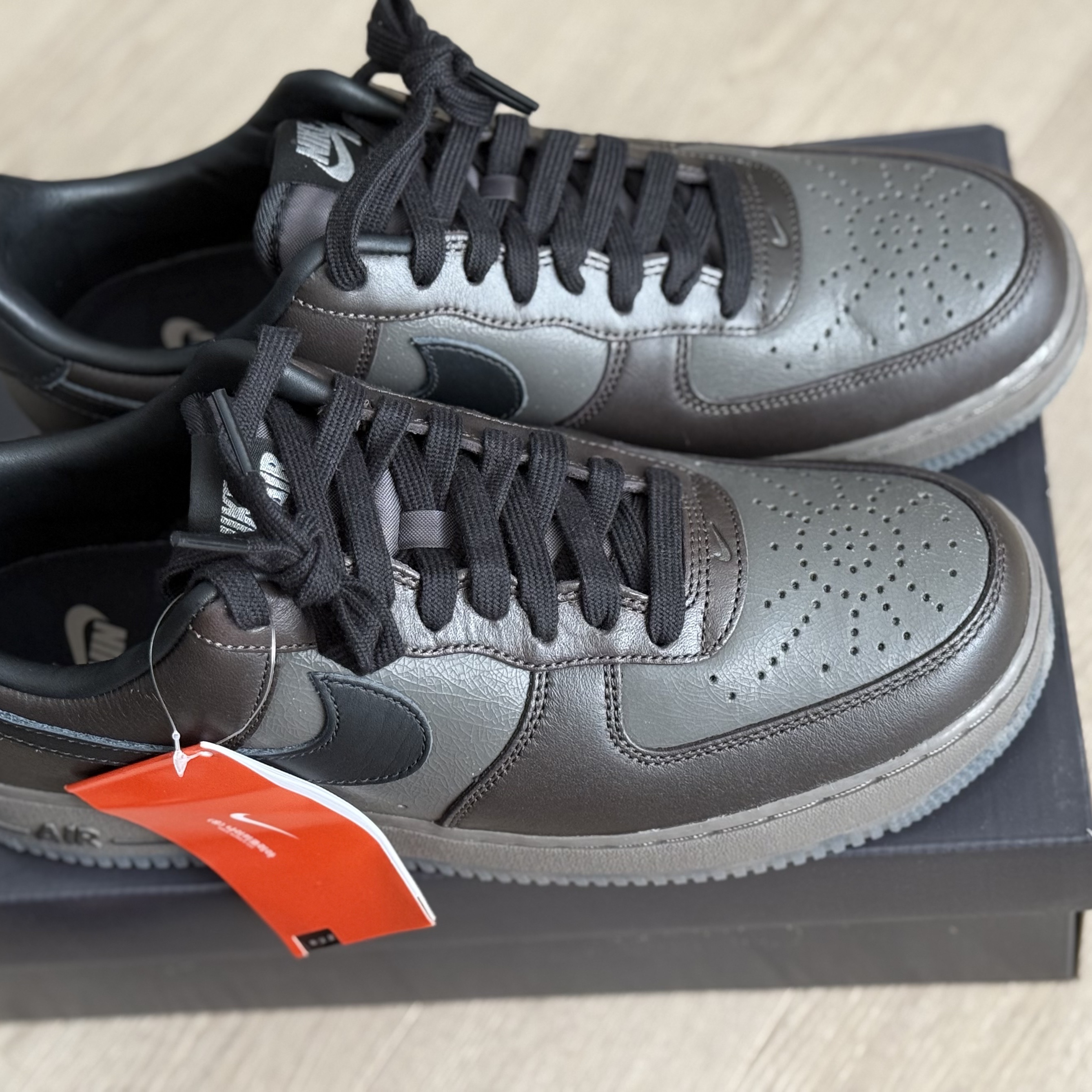 Nike Air Force 1 Low Black Tea and Petra Brown 착용 스타일 - 2