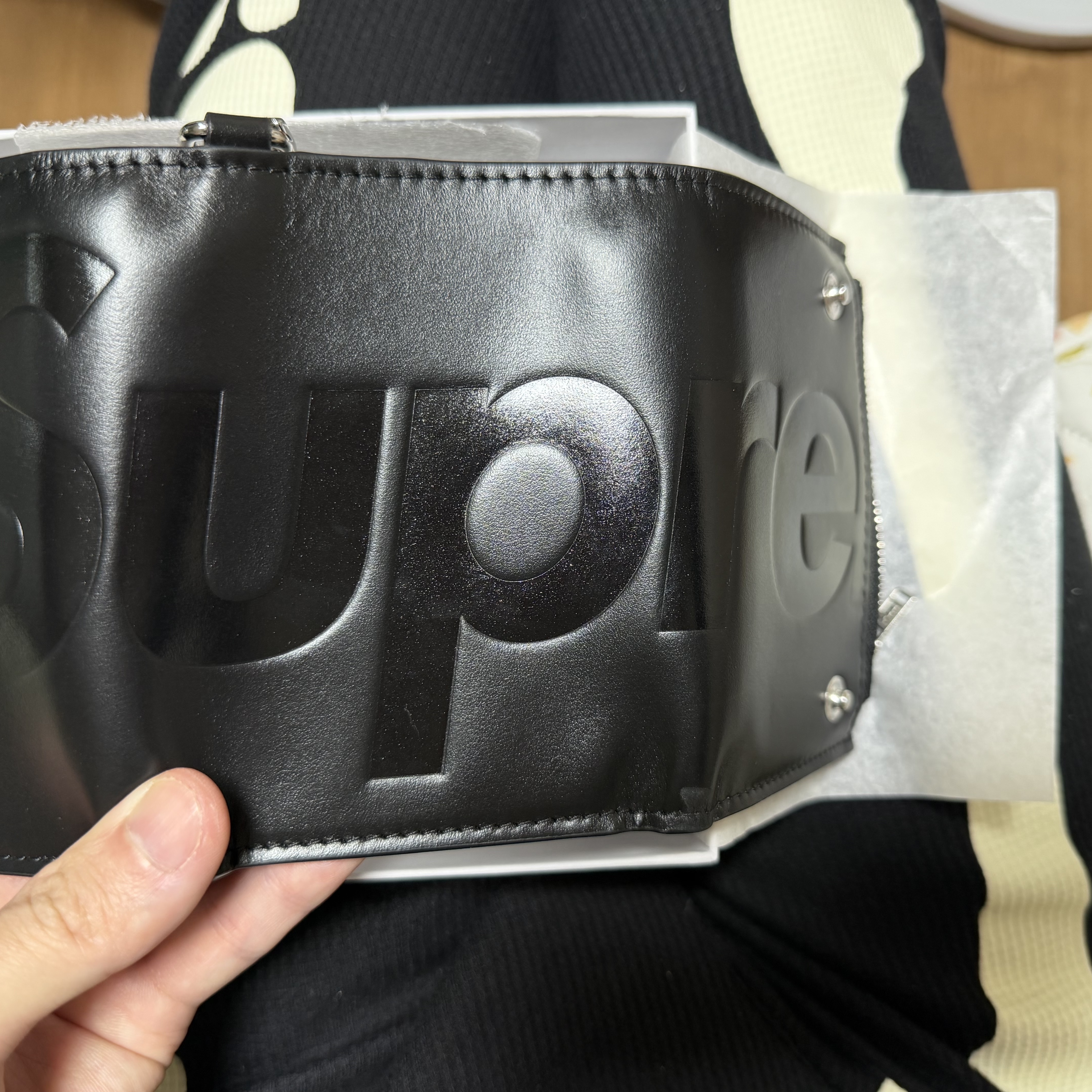 Supreme Leather Chain Wallet Black 착용 스타일 - 3