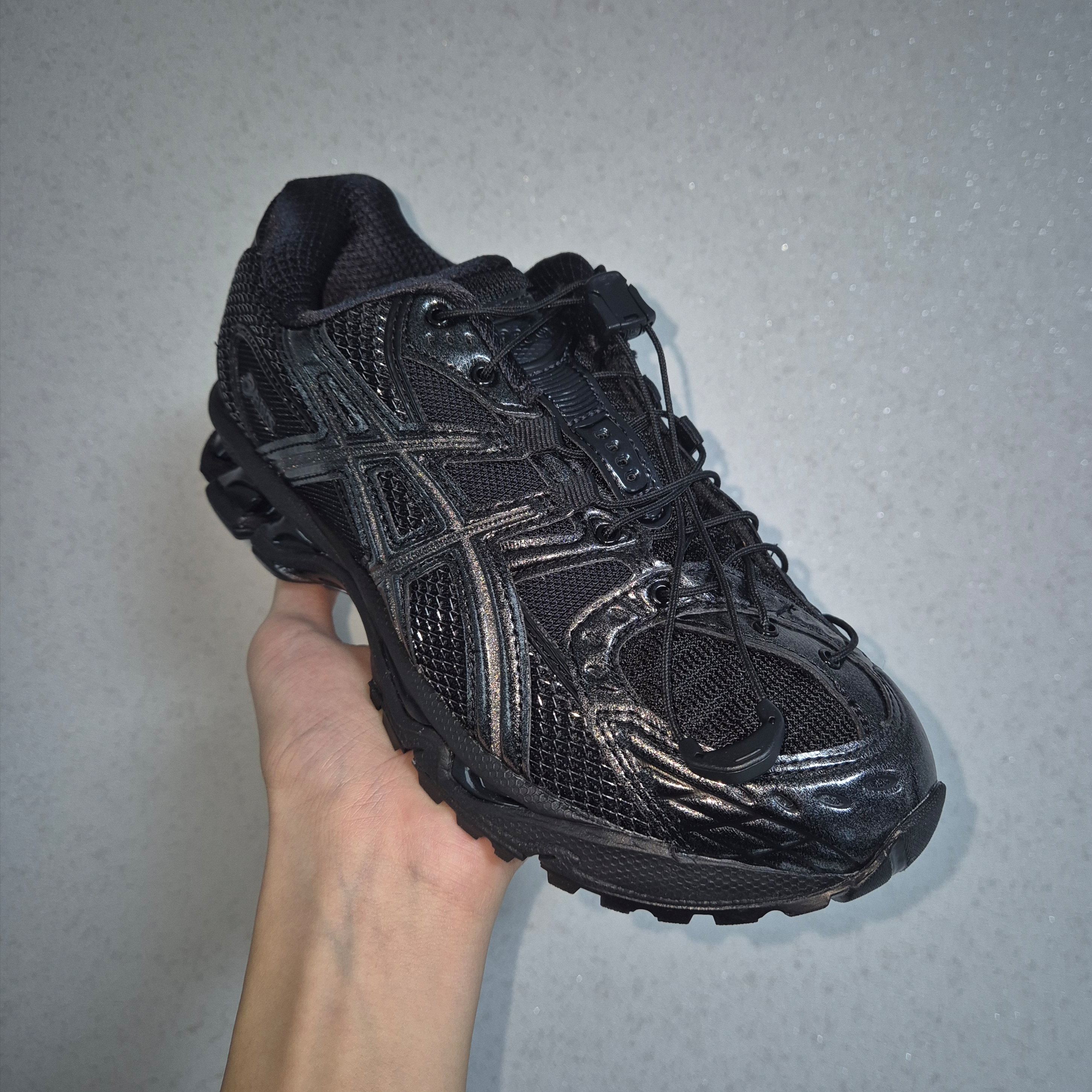 Asics x Unaffected Gel-Nimbus 10.1 Black Black 착용 스타일 - 1