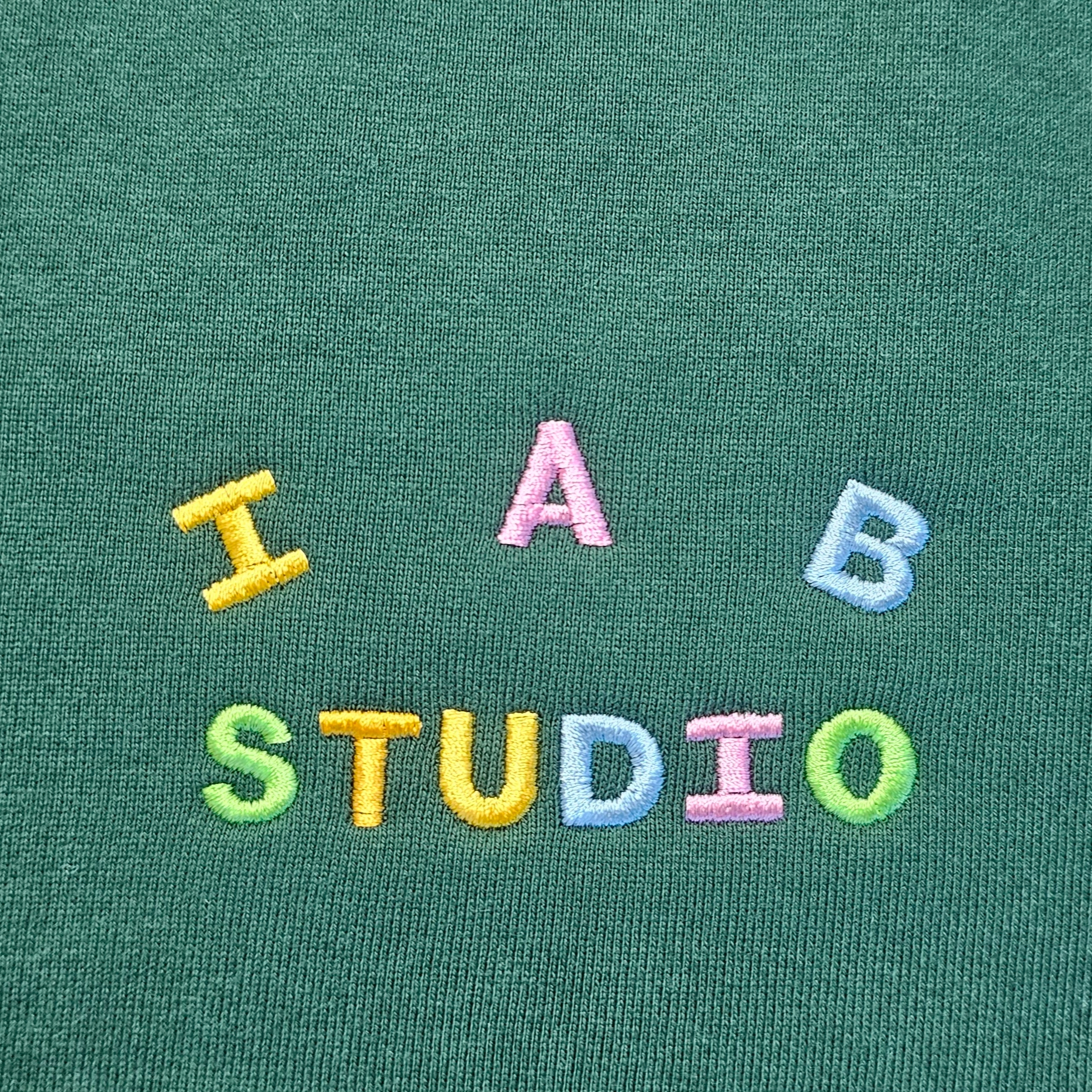 IAB Studio IAB Embroid Sweatshirt Green 착용 스타일 - 2