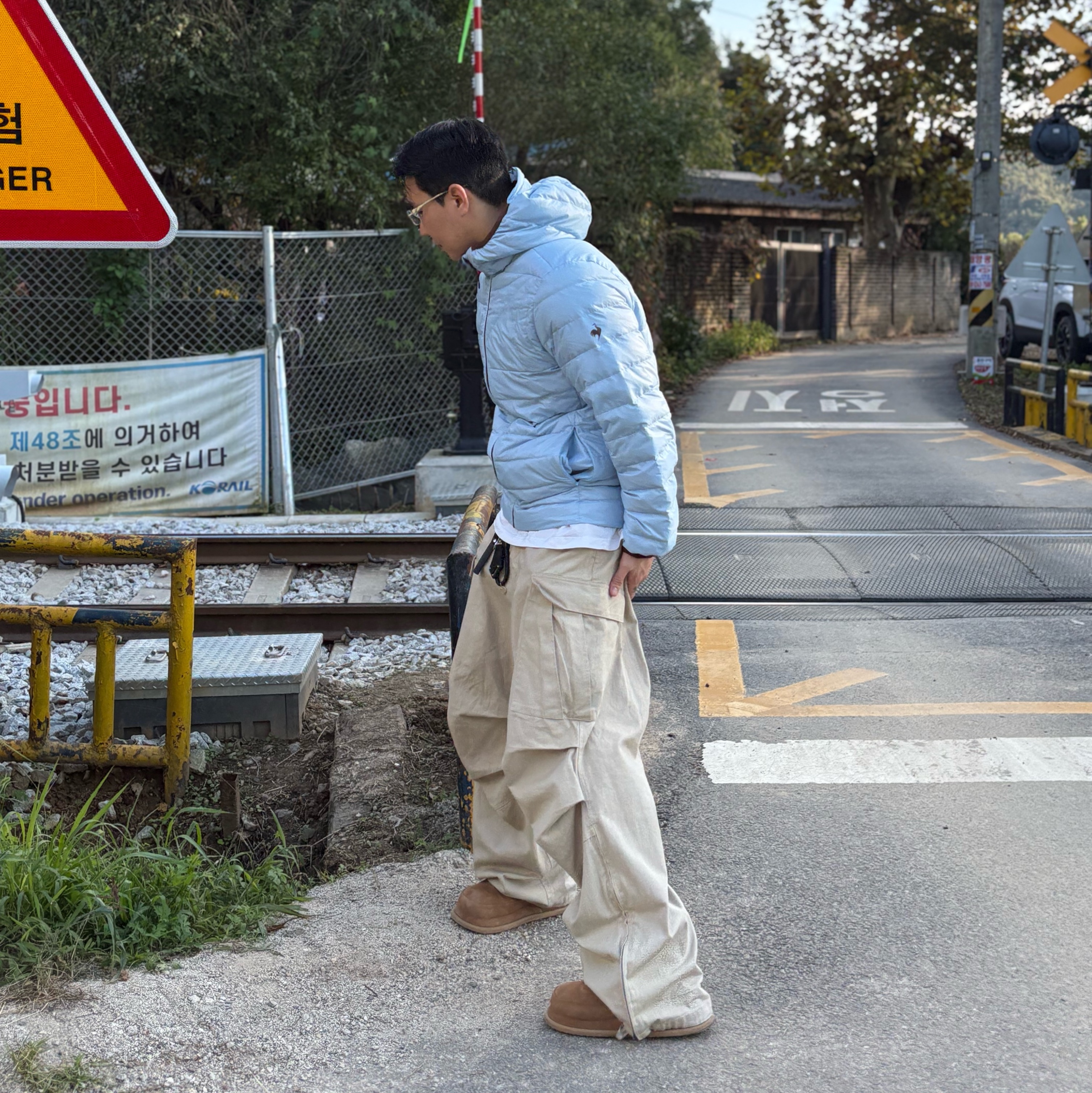 Nonnod Side Zip Cargo Pants Beige, Kinchi x Non Parking N Road Boots Brown 착용 스타일 - 1