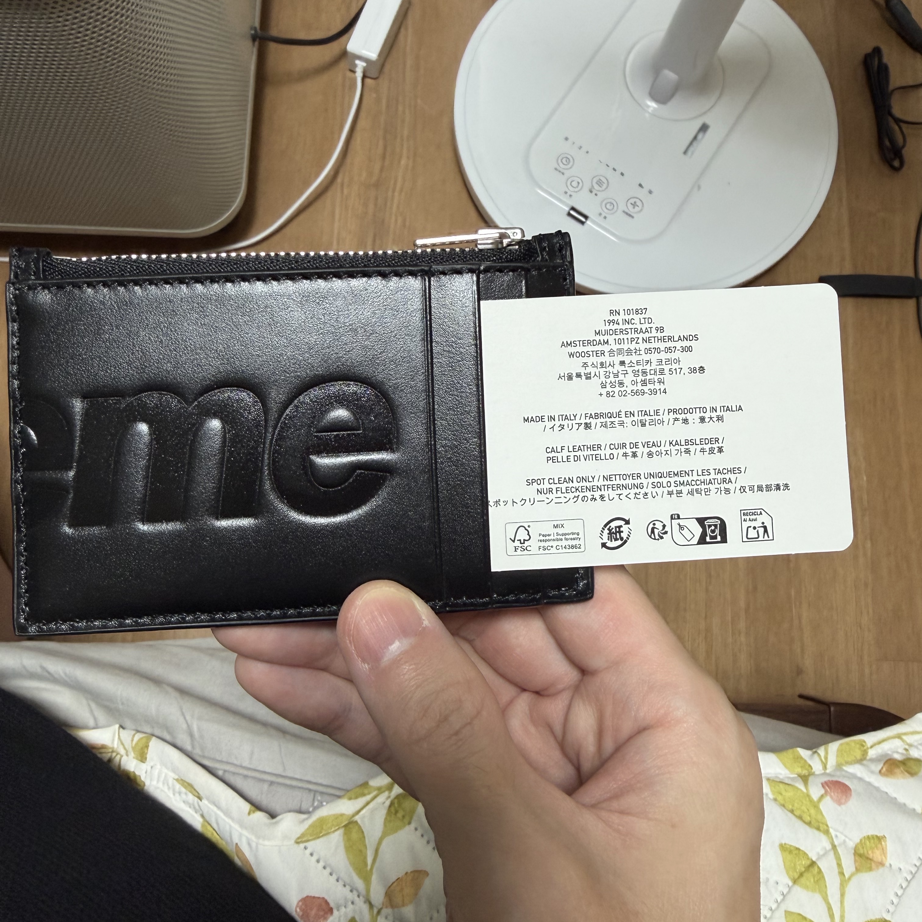 Supreme Leather Zip Card Holder Black 착용 스타일 - 1