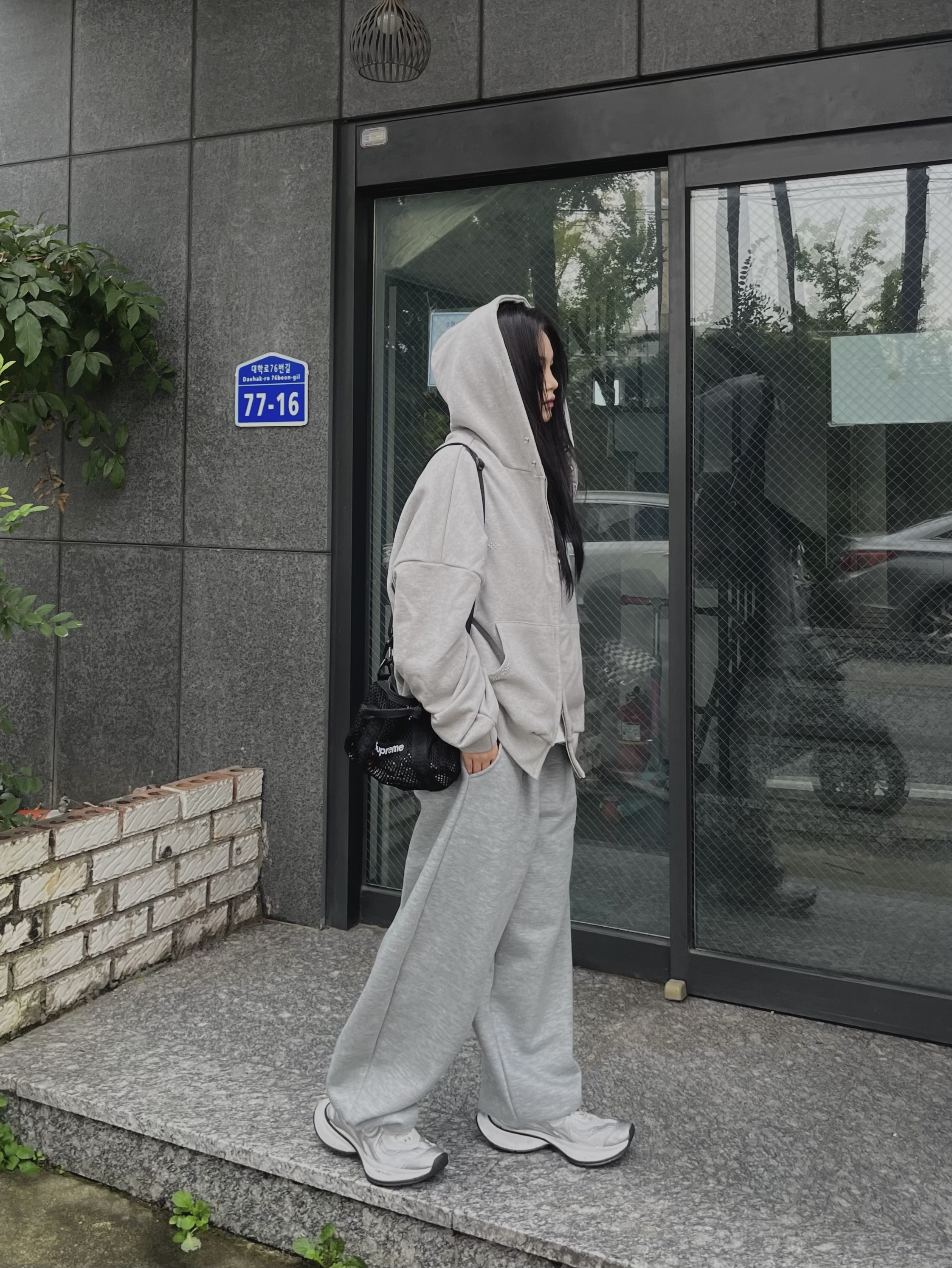 Balenciaga Circuit Sneaker White Silver, Supreme Mesh Mini Duffle Bag Black - 25SS 착용 스타일 - 3