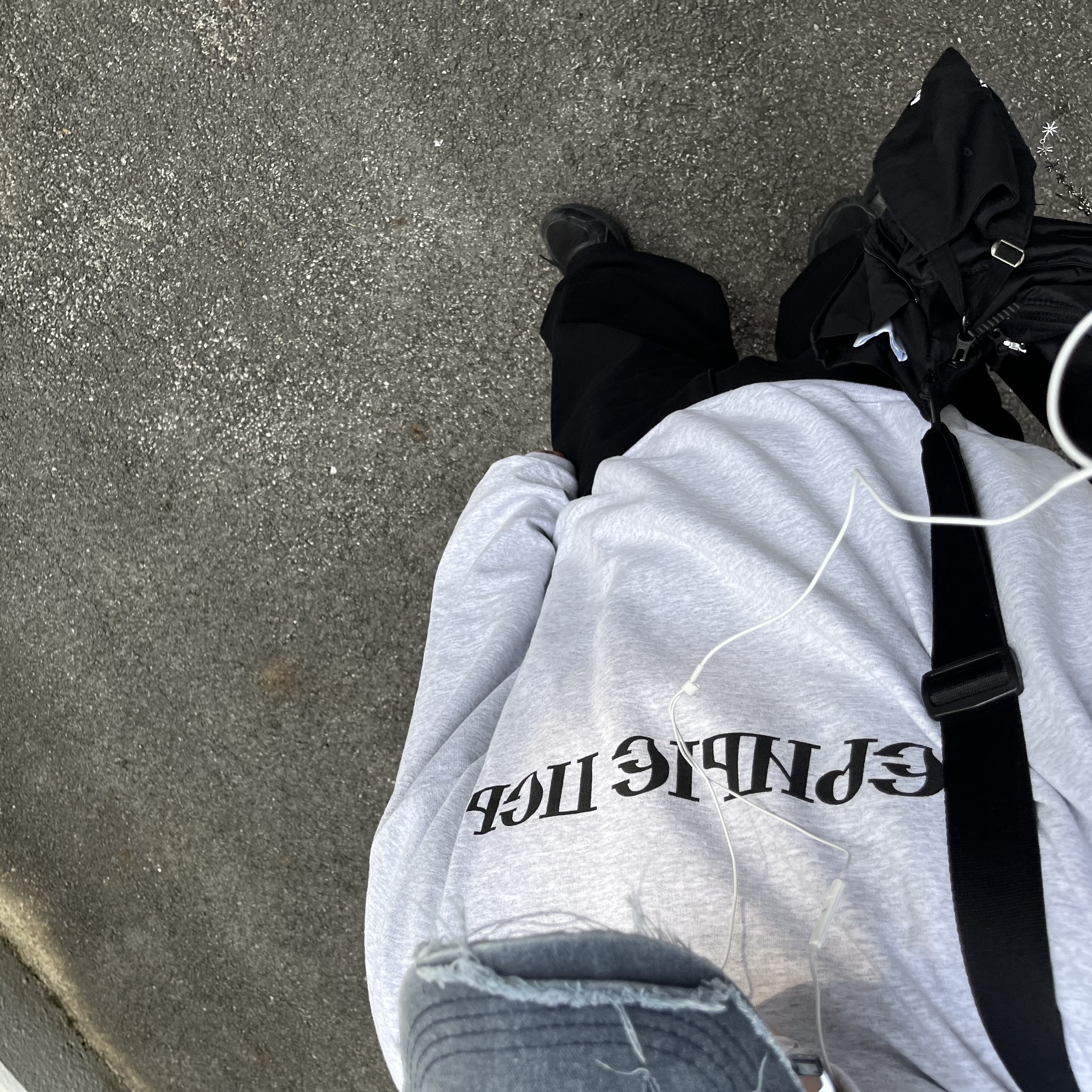 Yeezy x Gosha Rubchinskiy YZY Black Dogs Hoodie Heather Grey, Asics Jog 100 2 Black 착용 스타일 - 3