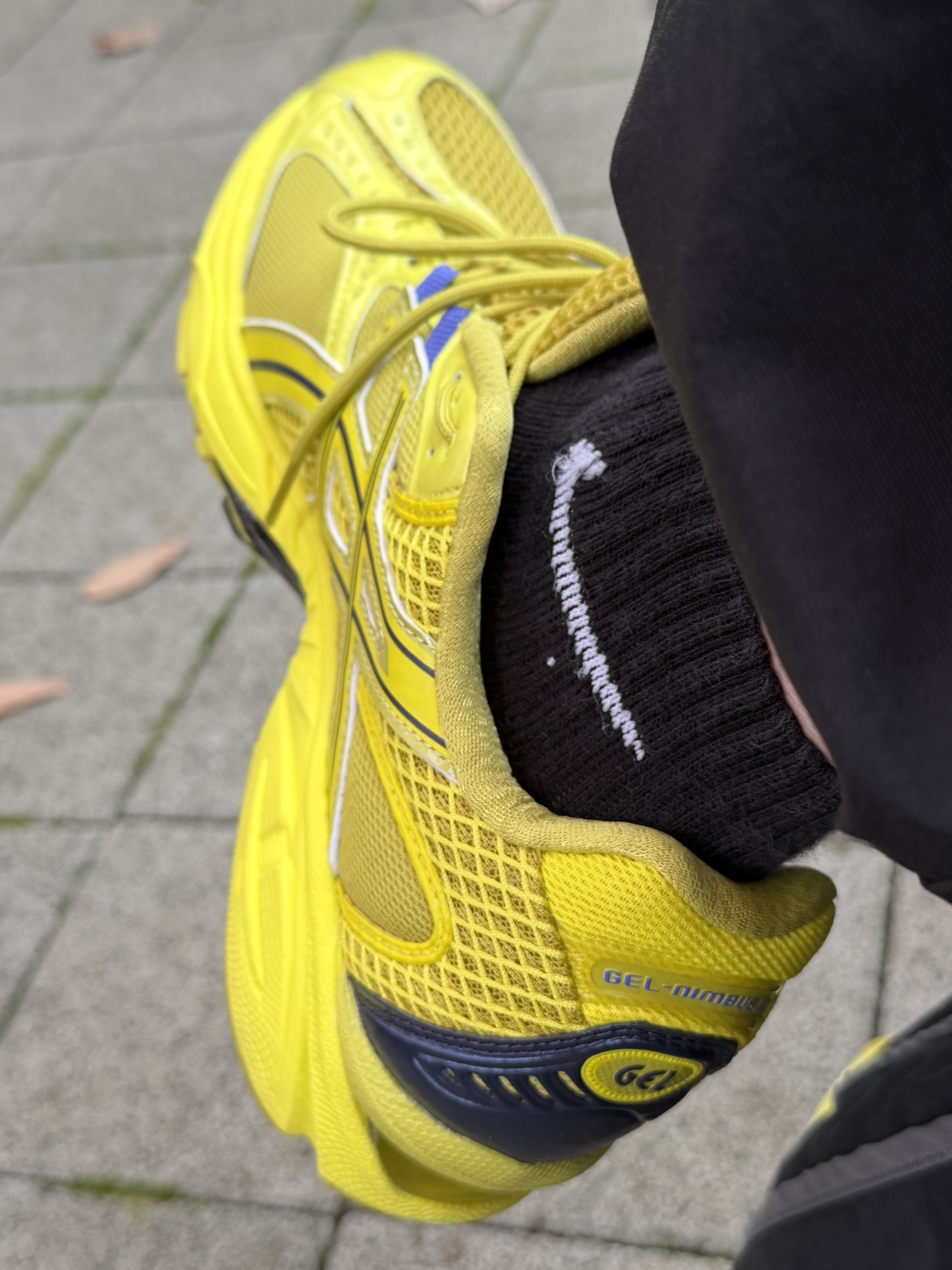 Asics Gel-Nimbus 10.1 Kelp Lemon Spark, Stussy O.E. Badge Keychain 착용 스타일 - 2