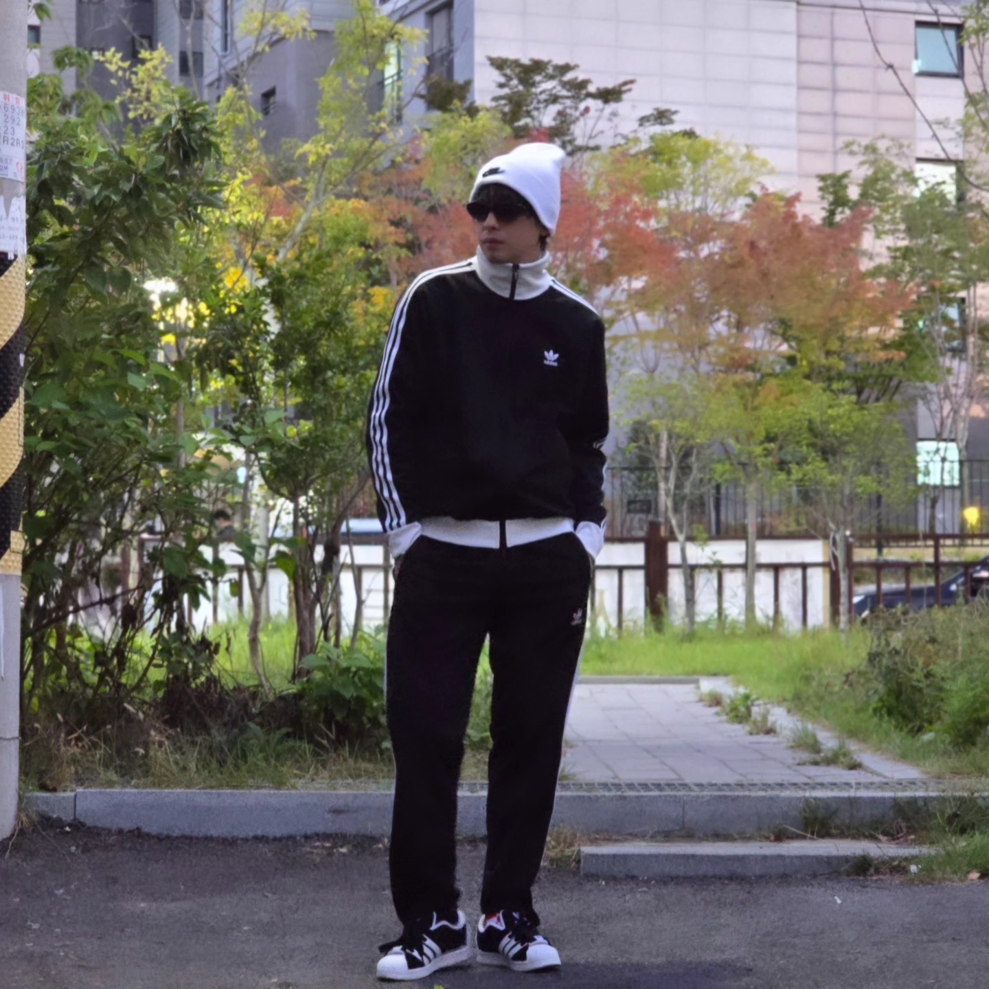 Nike NSW Utility Futura Beanie White, Adidas Adicolor Classics Beckenbauer Track Jacket Black - KR Sizing 착용 스타일 - 6