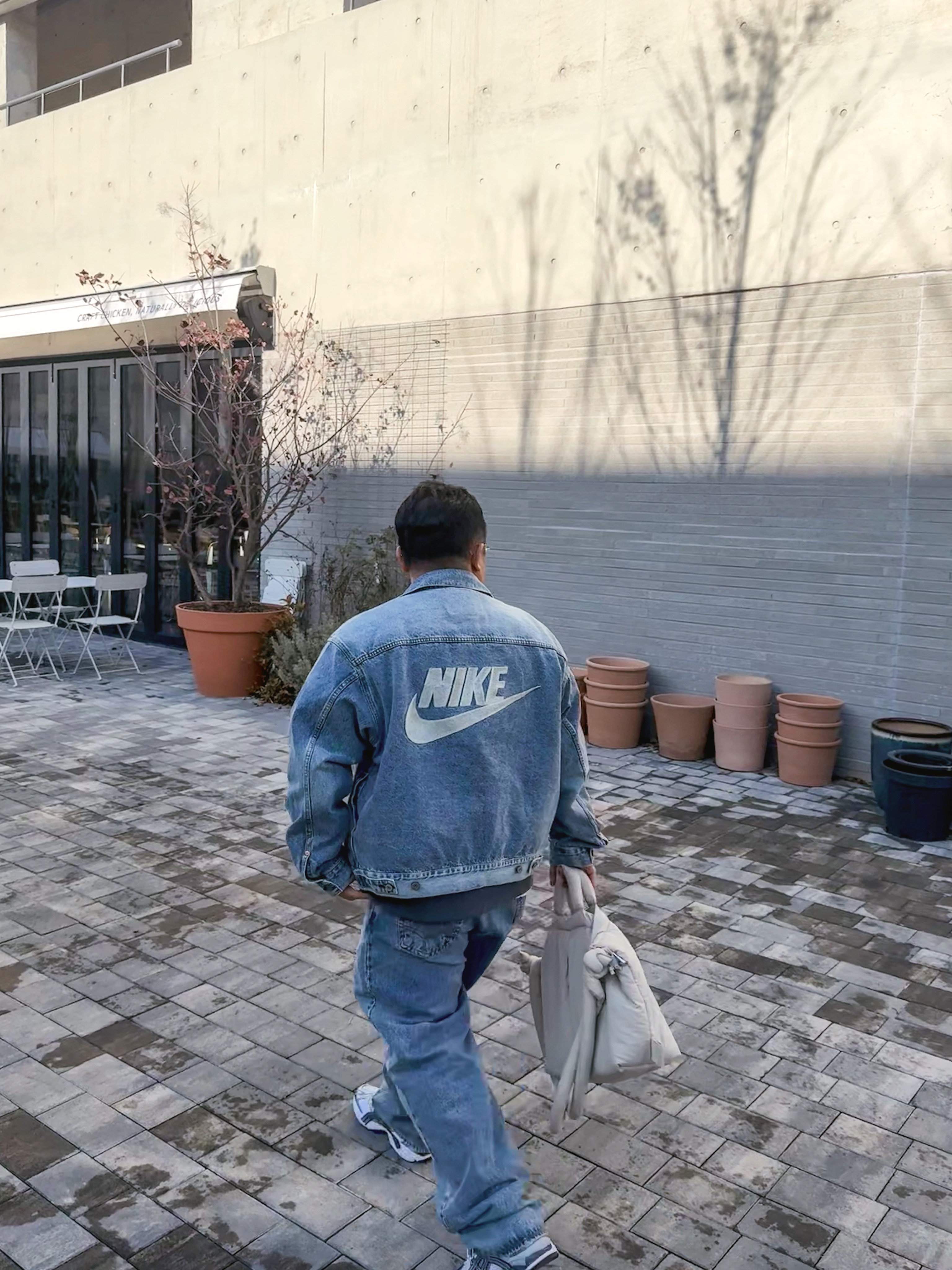 Palace x Nike Total P90 Crew Grey - 25FW, Asics x Invincible Gel-Nimbus 10.1 HTTP 404 Cream Metallic Silver Blue 착용 스타일 - 1