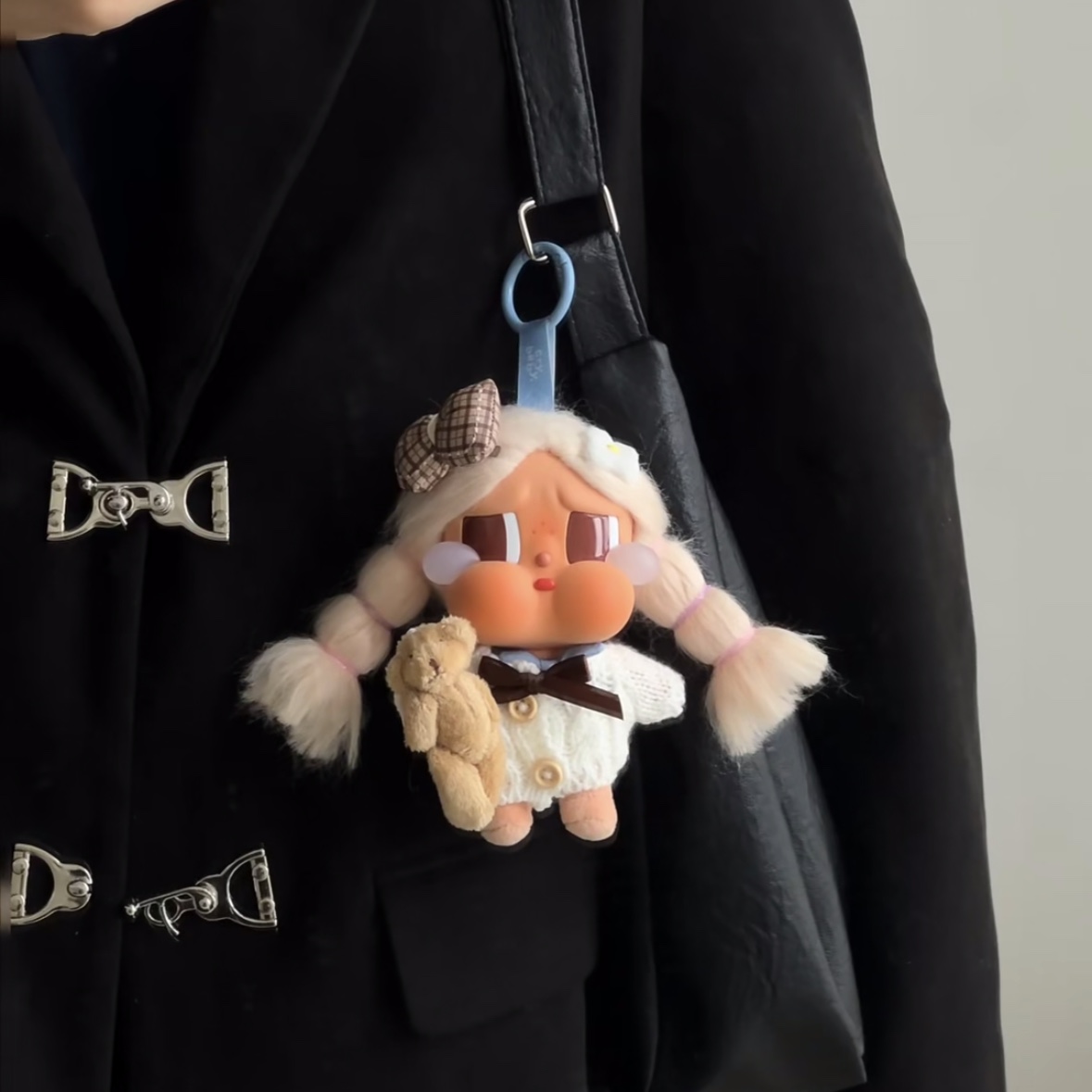 Pop Mart Crybaby Vacation Mode On Series Vinyl Plush Pendant Chilling on the Beach (Opened Case) 착용 스타일