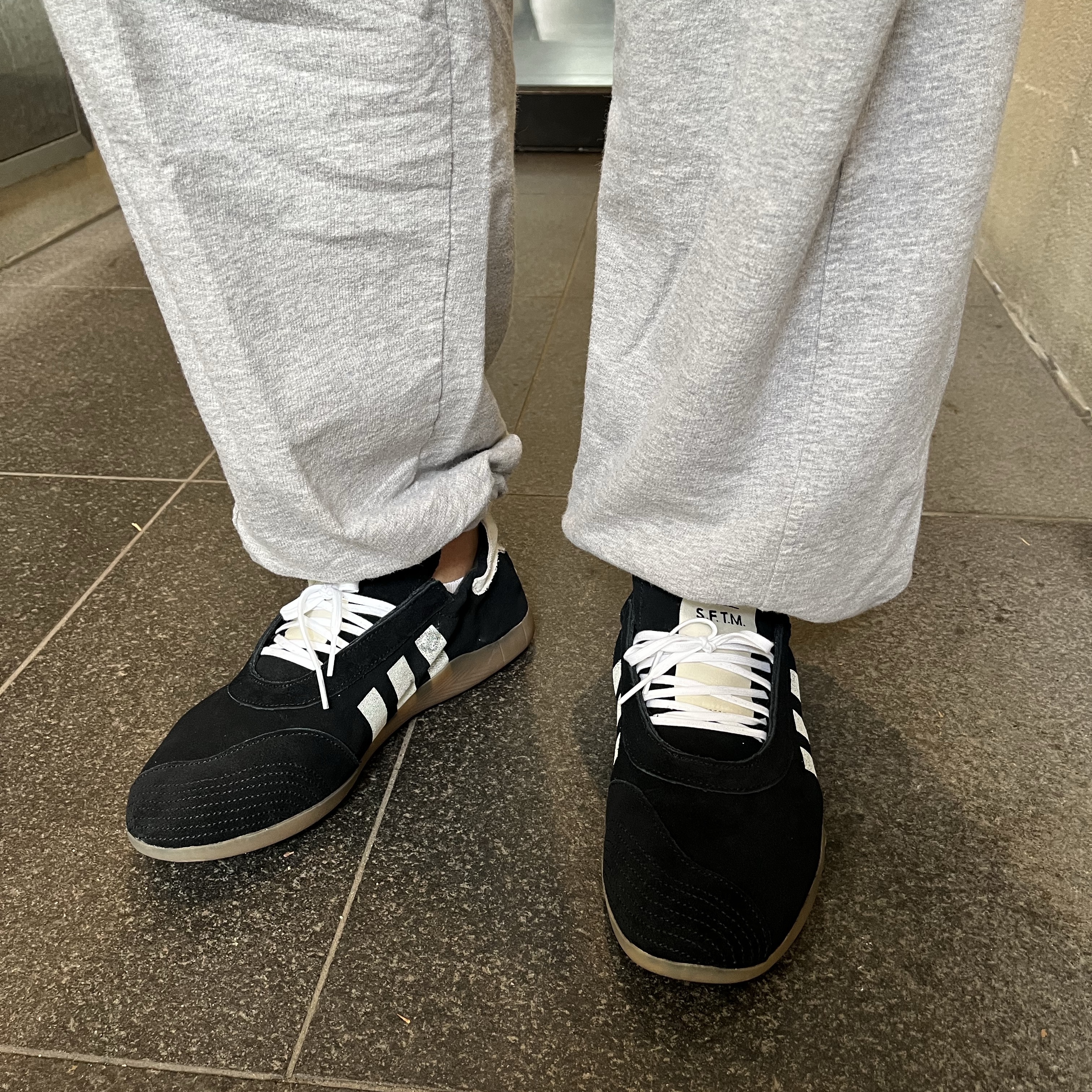 (W) Adidas x Song for the Mute Taekwondo Mei Core Black Cloud White, Nike x Stussy Fleece Pants Grey Heather (FN5231-050) 착용 스타일