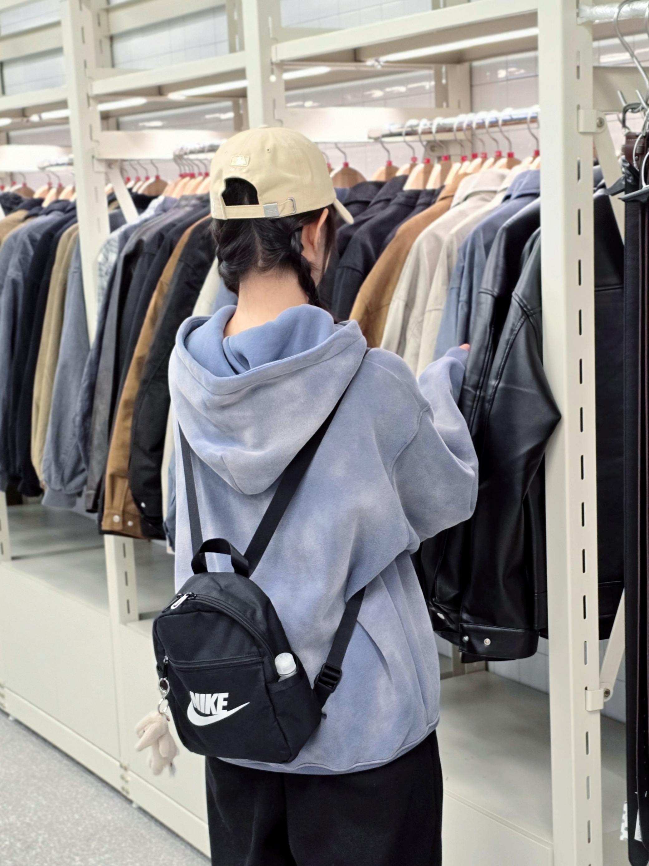 Nike Futura 365 Mini Backpack Black, Jellycat Bashful Bunny Bag Charm Beige 착용 스타일