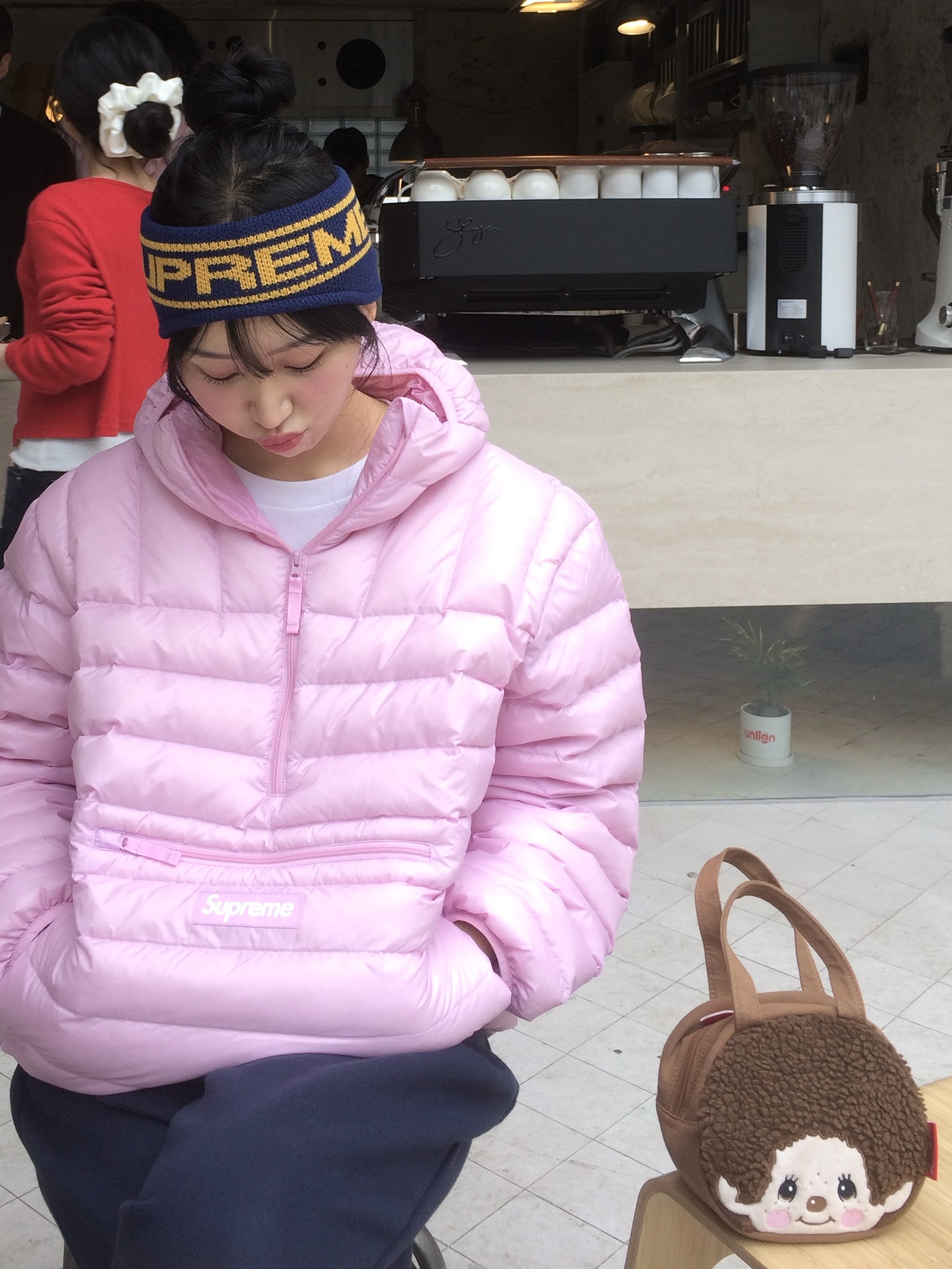 Supreme Micro Down Half Zip Hooded Pullover Light Pink - 25FW, Supreme Contrast Logo Headband Navy - 25FW 착용 스타일 - 2