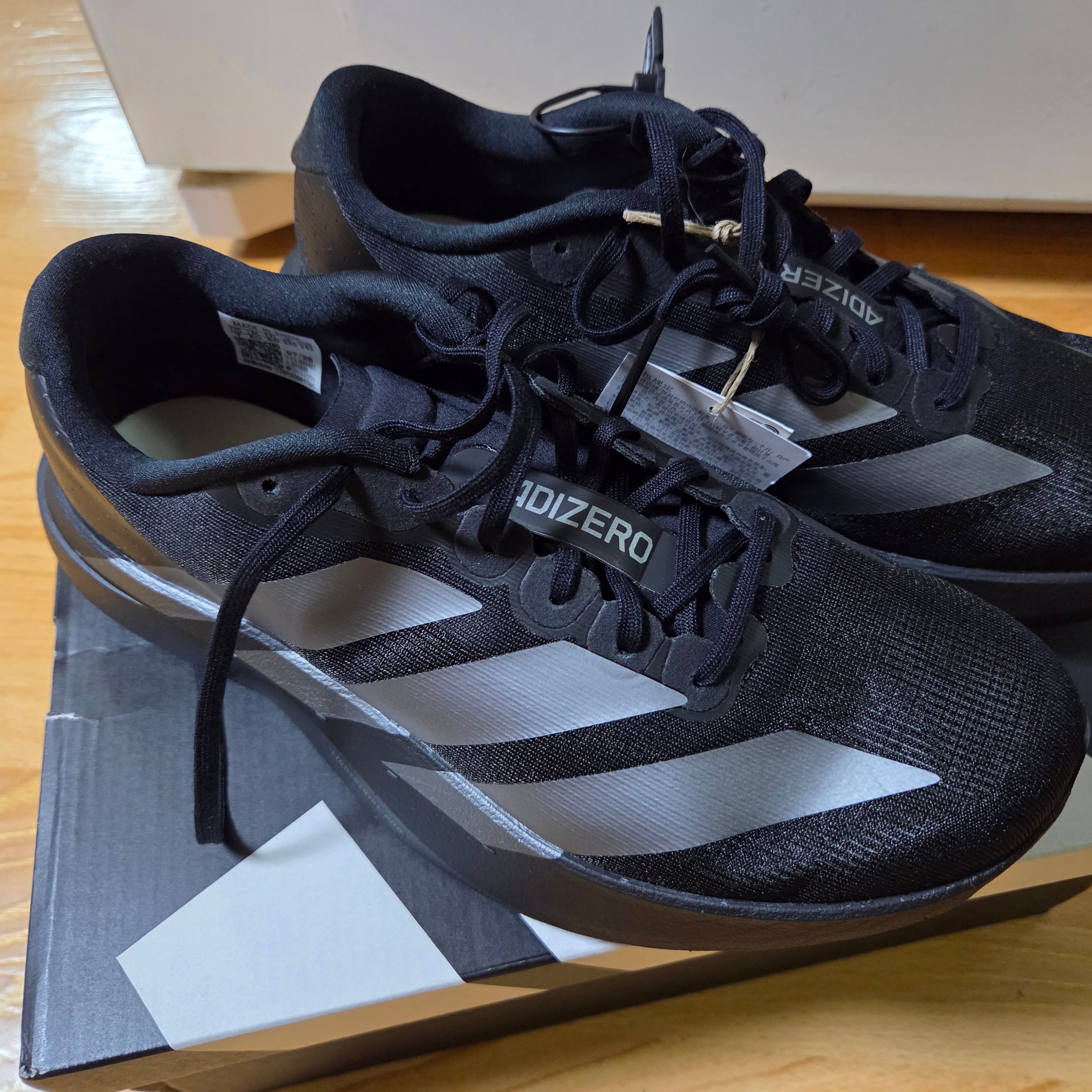 Adidas Adizero EVO SL Core Black Iron Metallic 착용 스타일 - 3