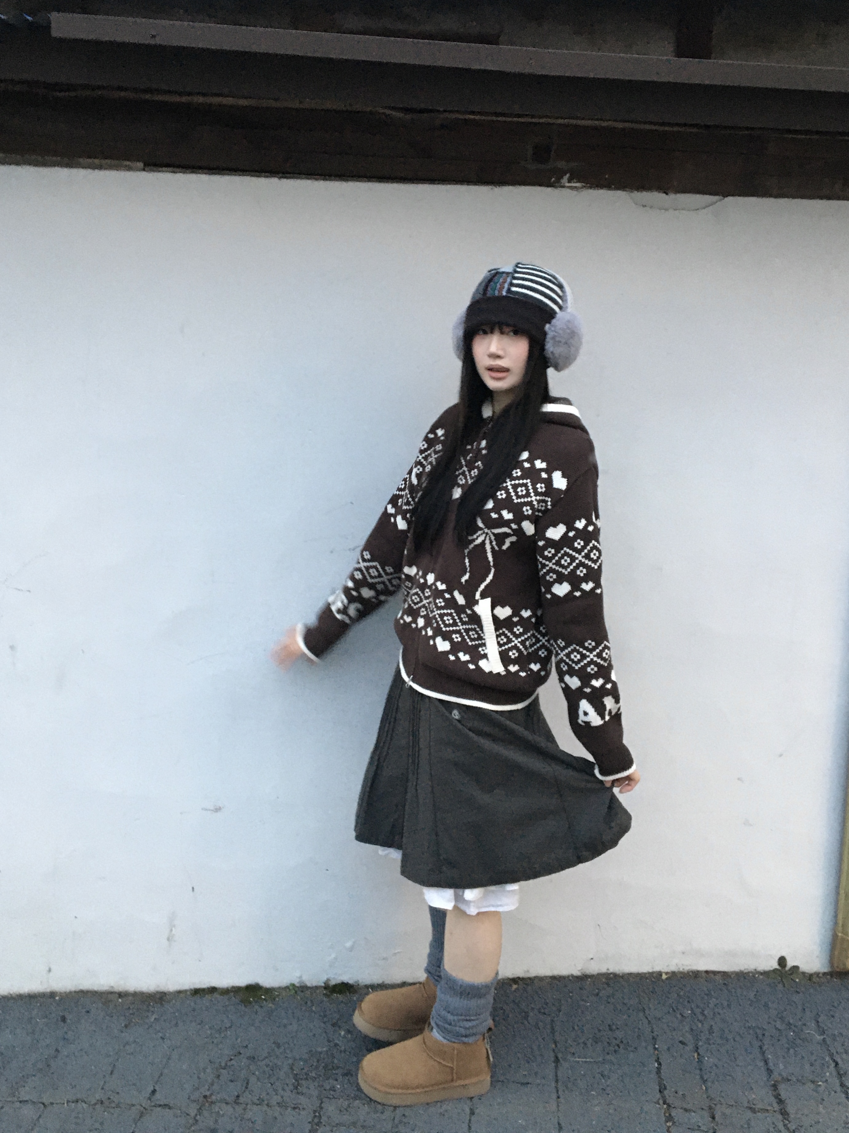 COYSEIO Flower Pintuck Skirt Charcoal, COYSEIO Patchwork Beanie Brown 착용 스타일 - 2