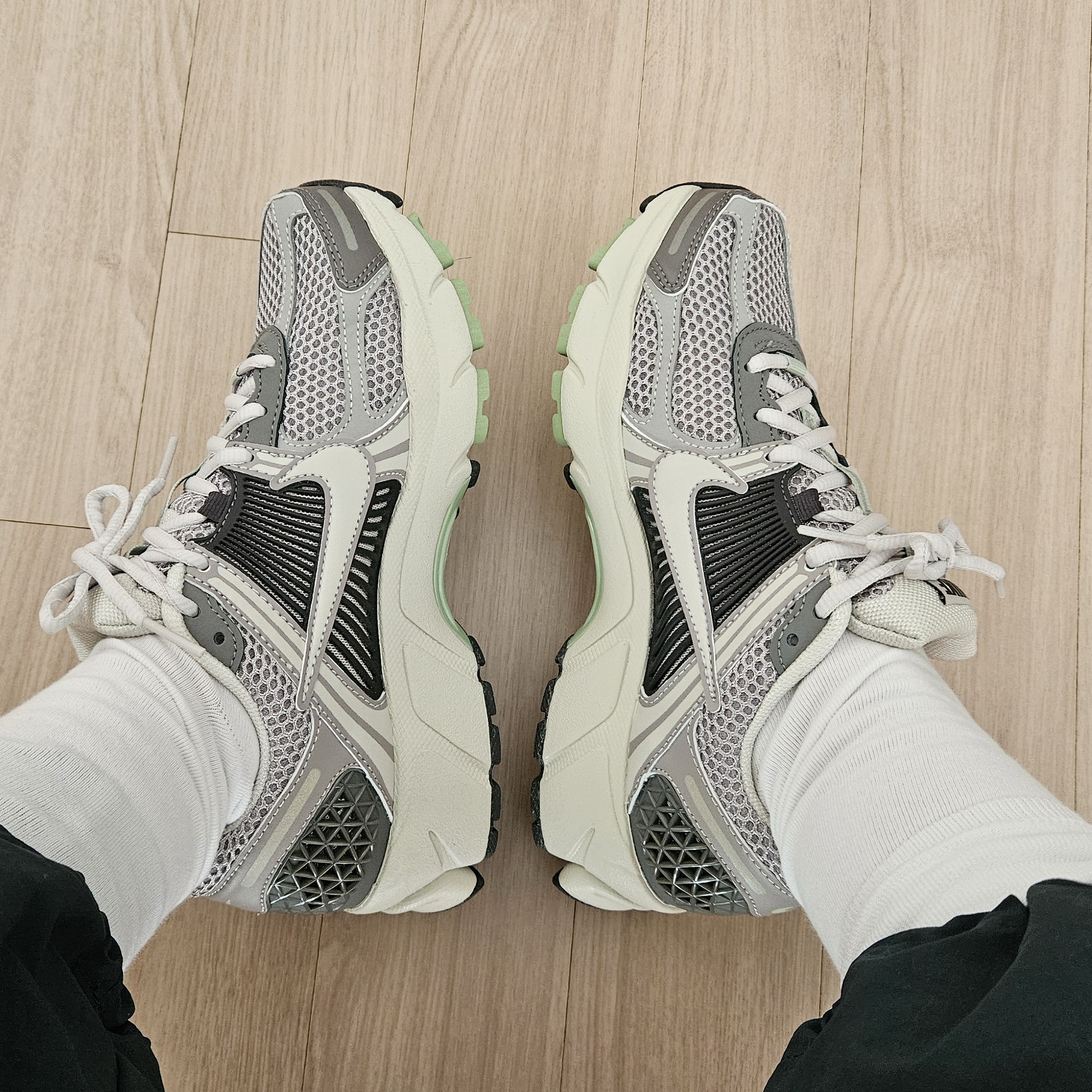 (W) Nike Zoom Vomero 5 Cobblestone and Flat Pewter 착용 스타일 - 2