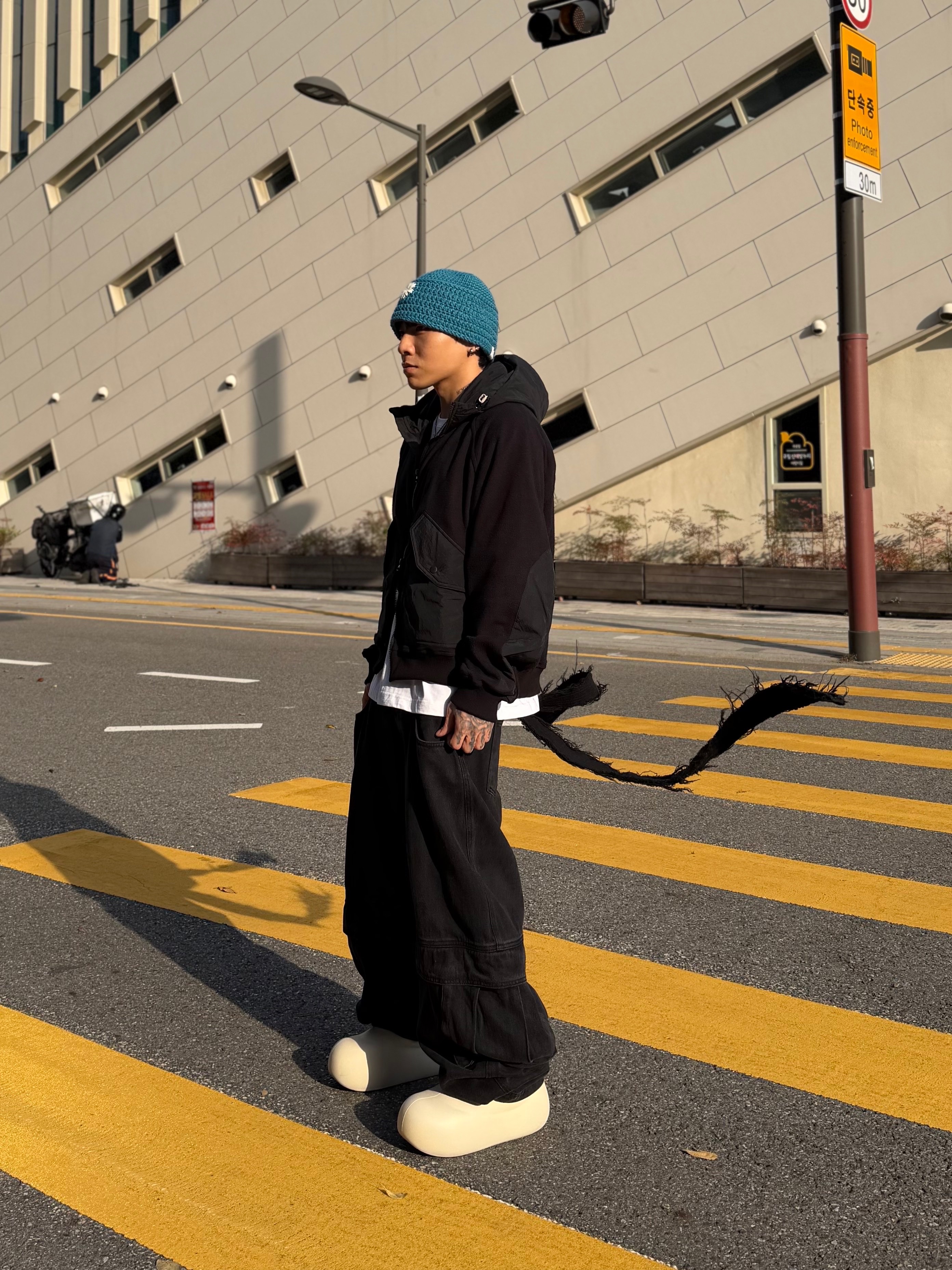 [KREAM 단독] BLR x POG Divided Curved Line Double Buckle Pants Black, Taw&Toe Zerovity Murff Black 착용 스타일 - 1