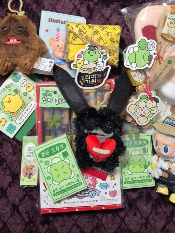 Fuggler Hedgy Grog Keyring Brown, Fuggler Long Long Ear Keyring Black 착용 스타일