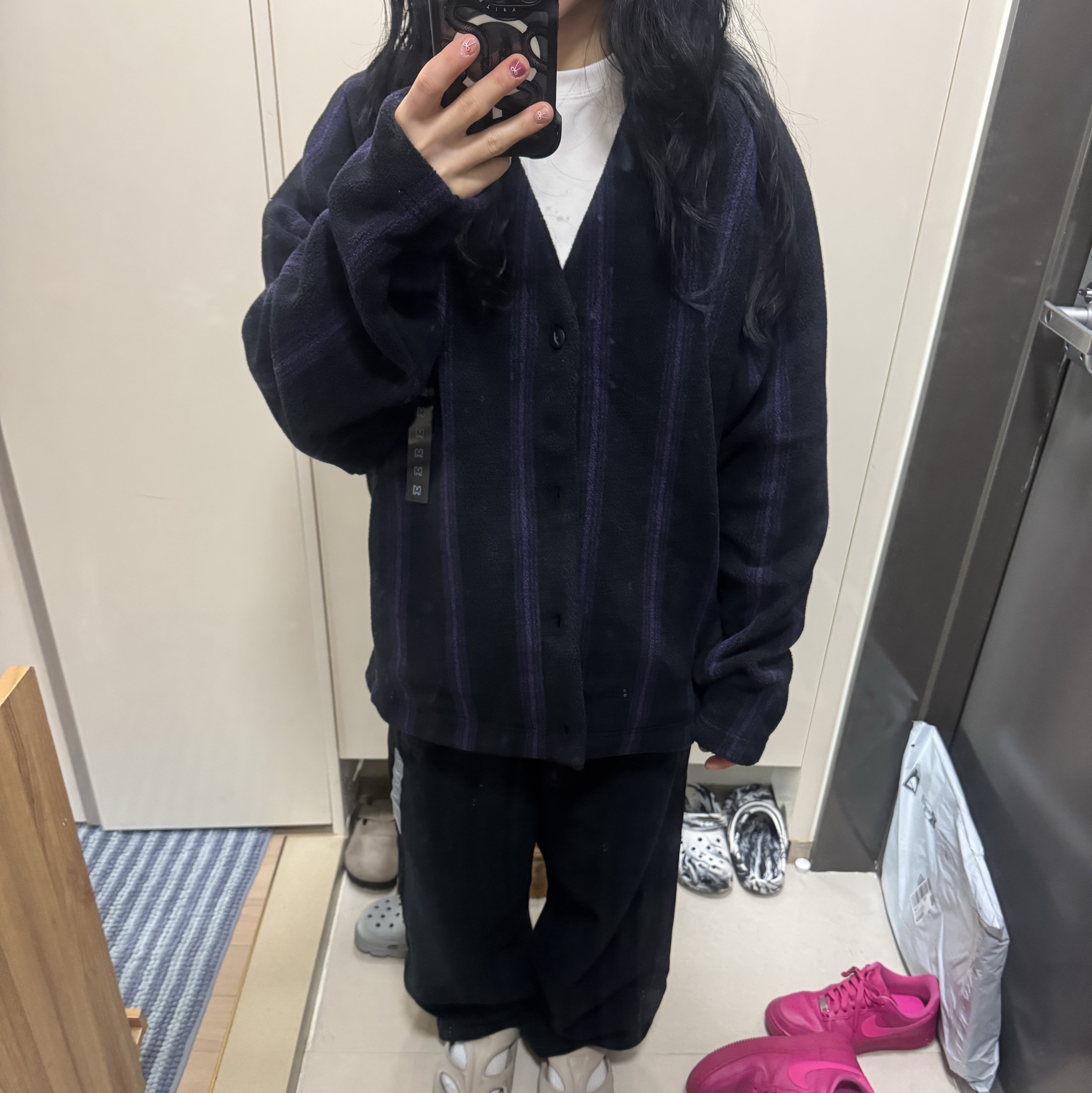 Uniqlo x Needles Fleece Oversized Cardigan Black - KR, Uniqlo x Needles Fleece Wide Pants Black - KR 착용 스타일 - 3